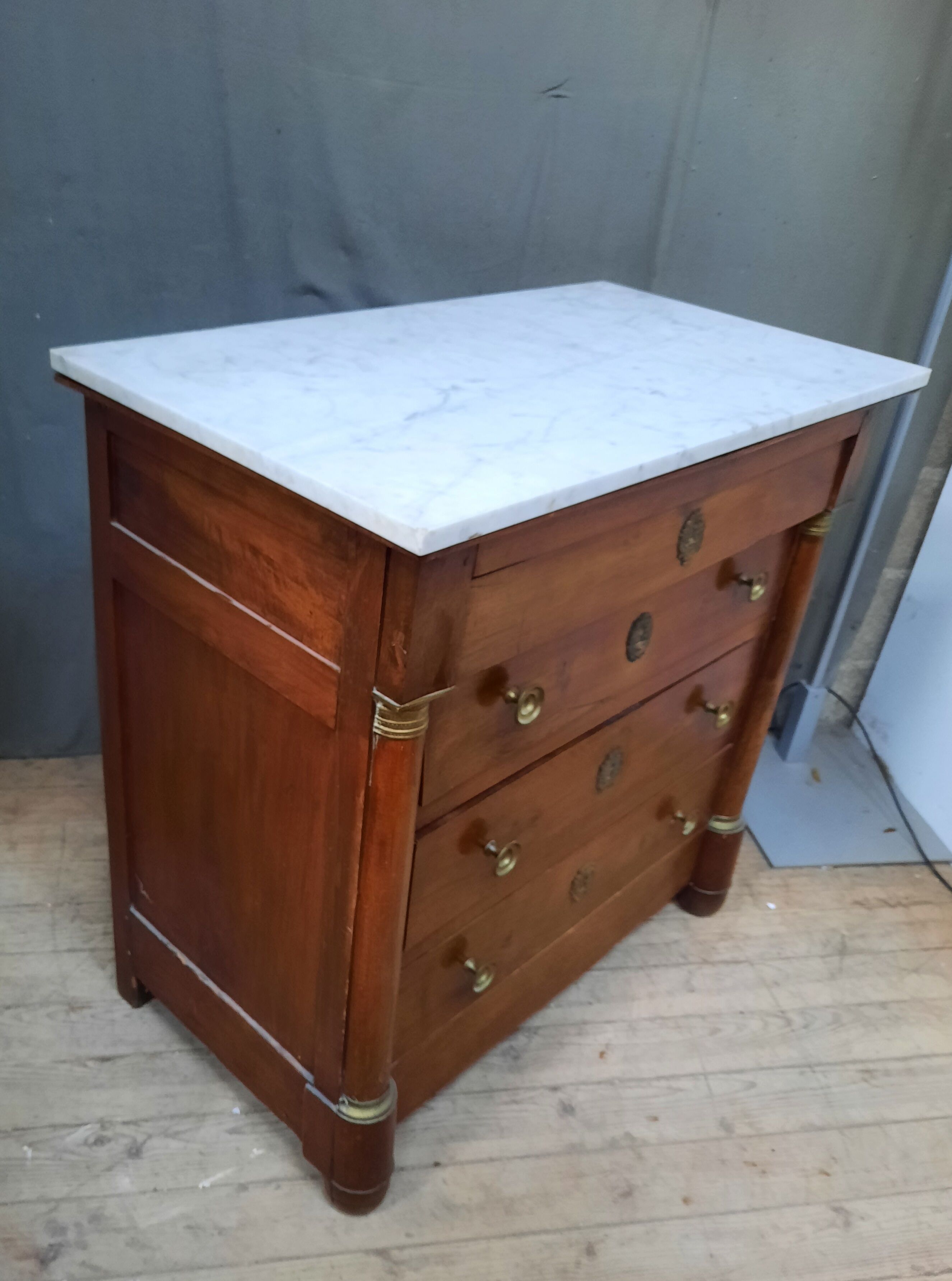 Commode empire à demi colonne
