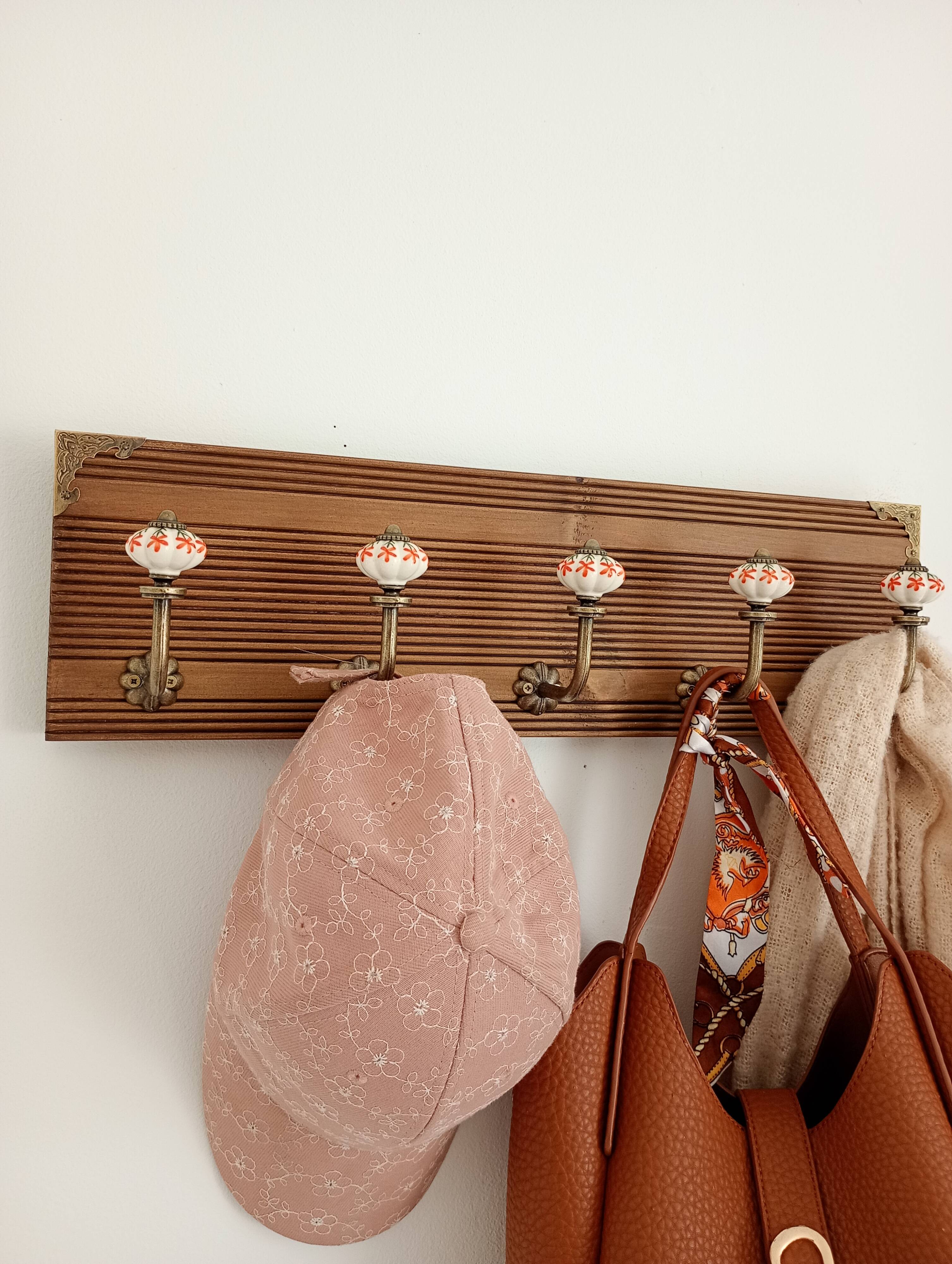 Porte manteau mural style vintage 5 patères céramique motifs floraux - bois