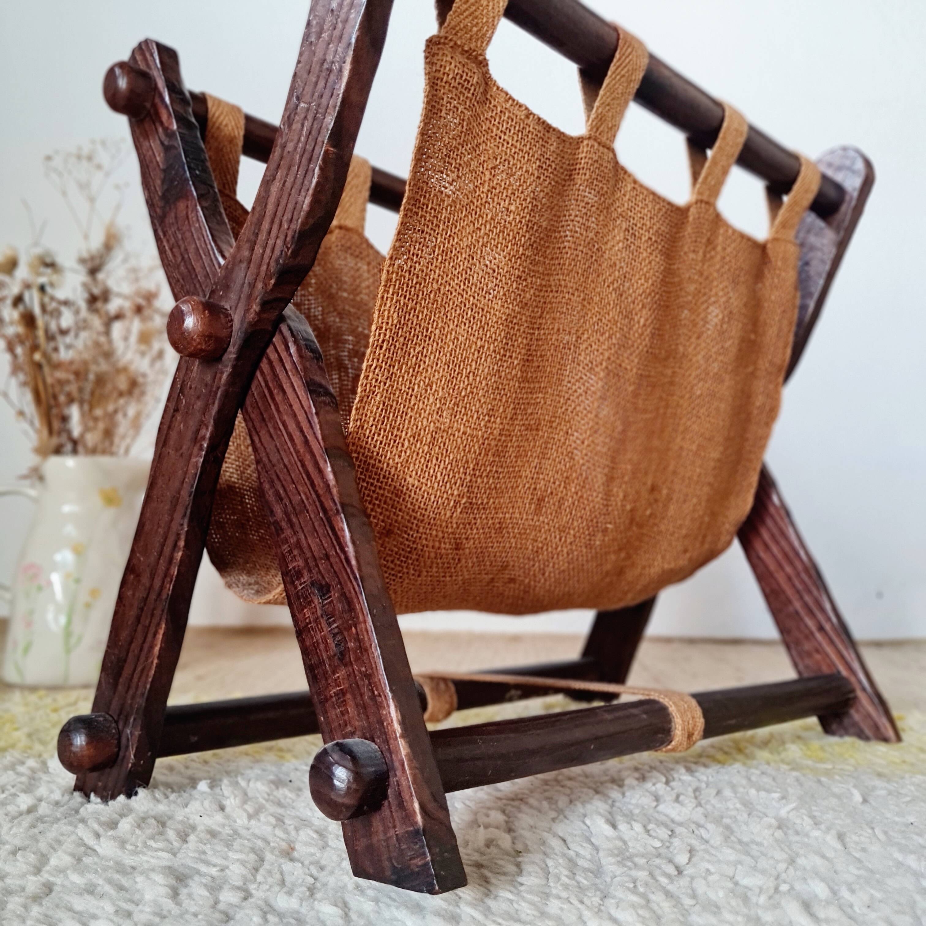 Foldable magazine rack in wood and jute fabric - brutalist