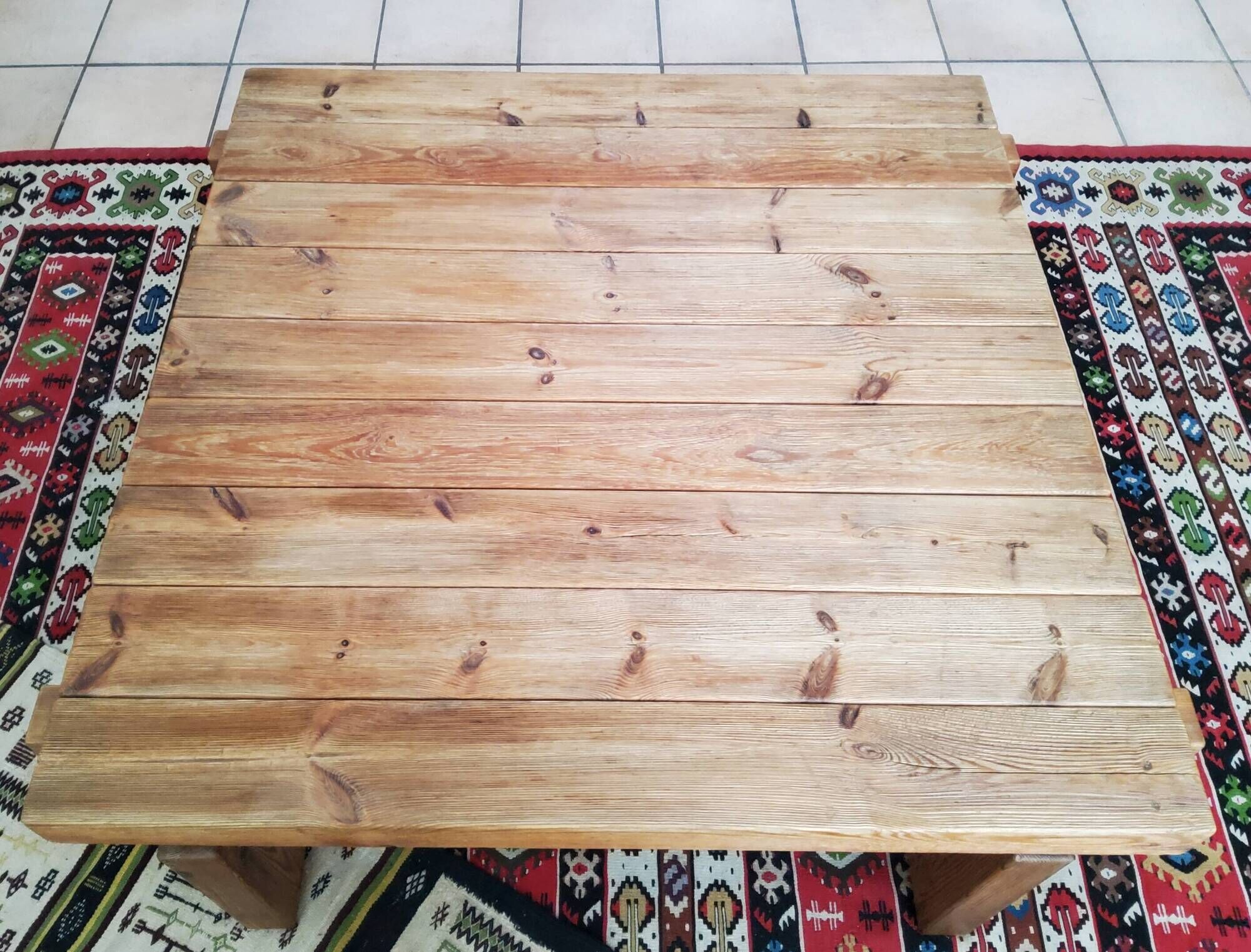 Scandinave table basse brutaliste en pin massif -  1960–1970