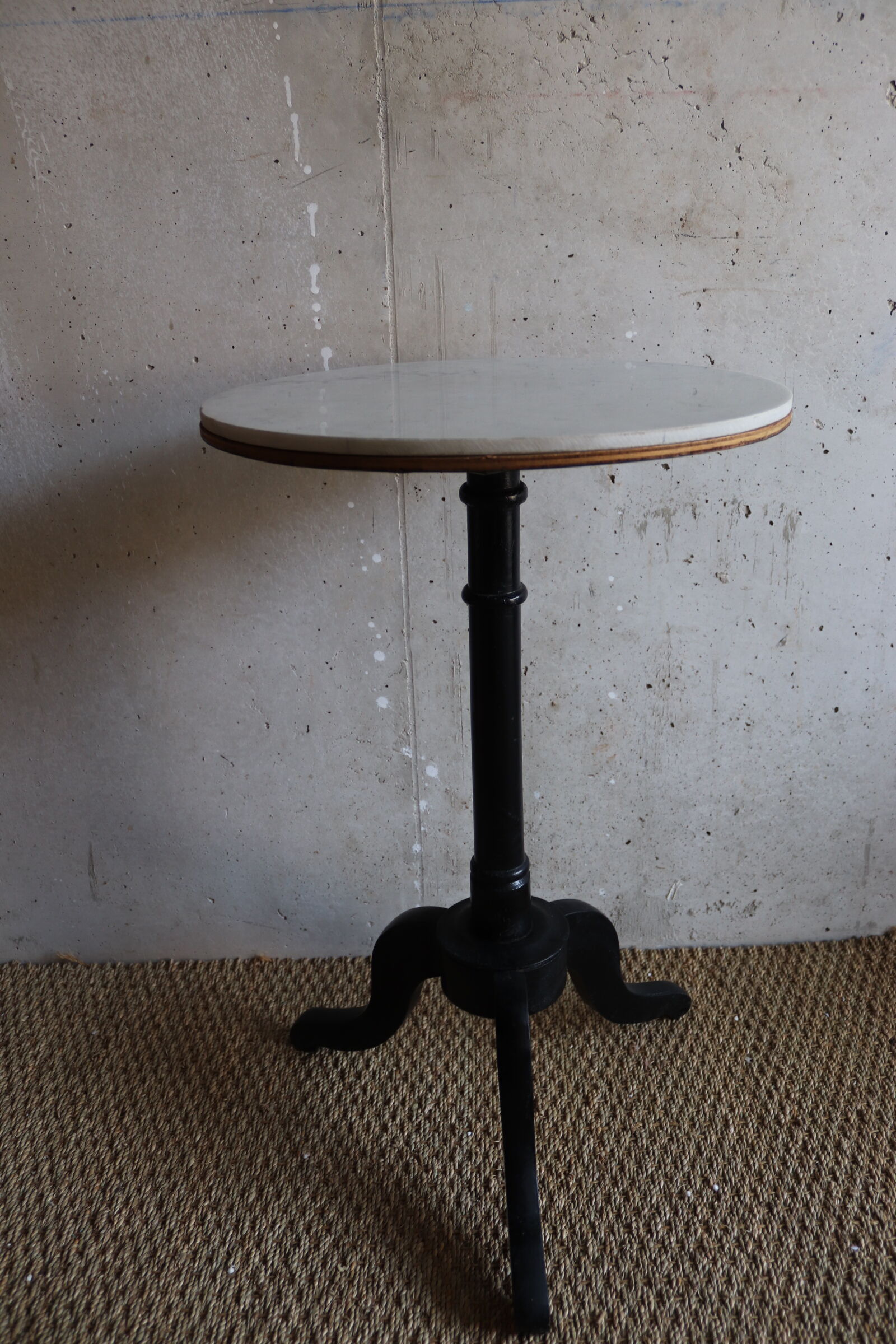 Gueridon in marble and wood