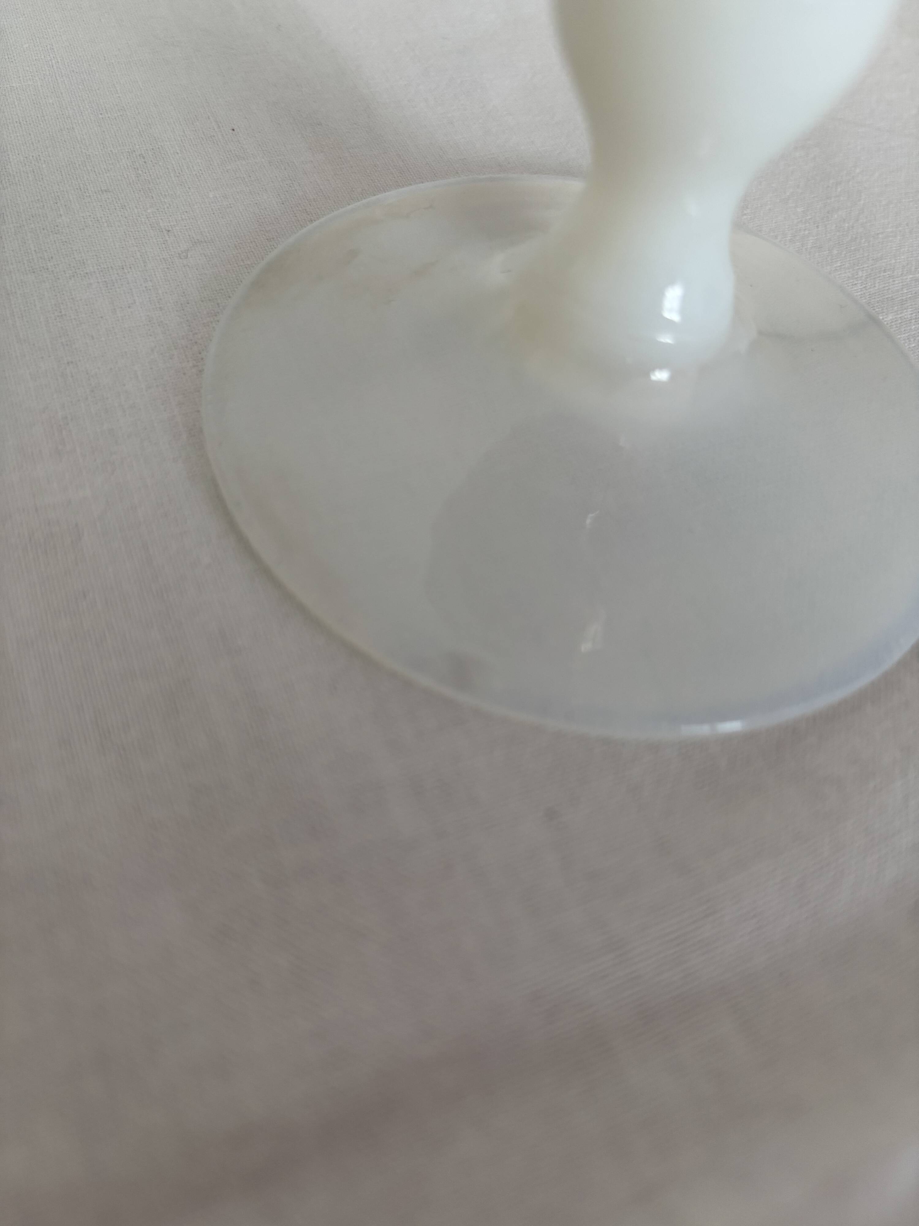 Lot de 3 vases anciens en opaline rose, blanc, vert