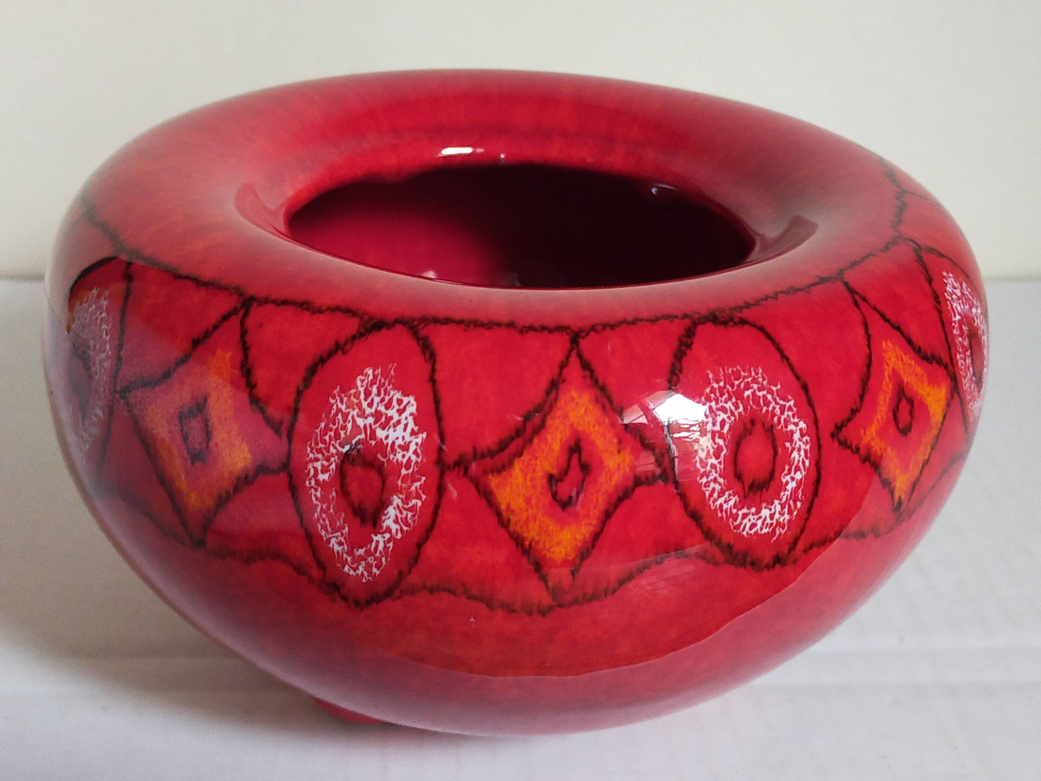 Vase tripode céramique à l'émail rouge vif vintage