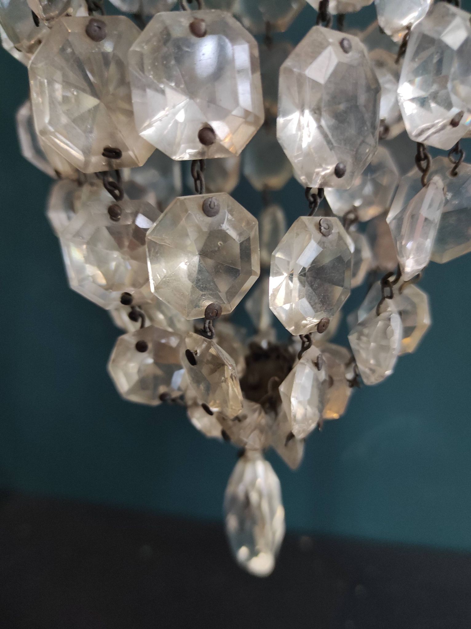 Paire de petits lustres de sac anciens en laiton et cristal français