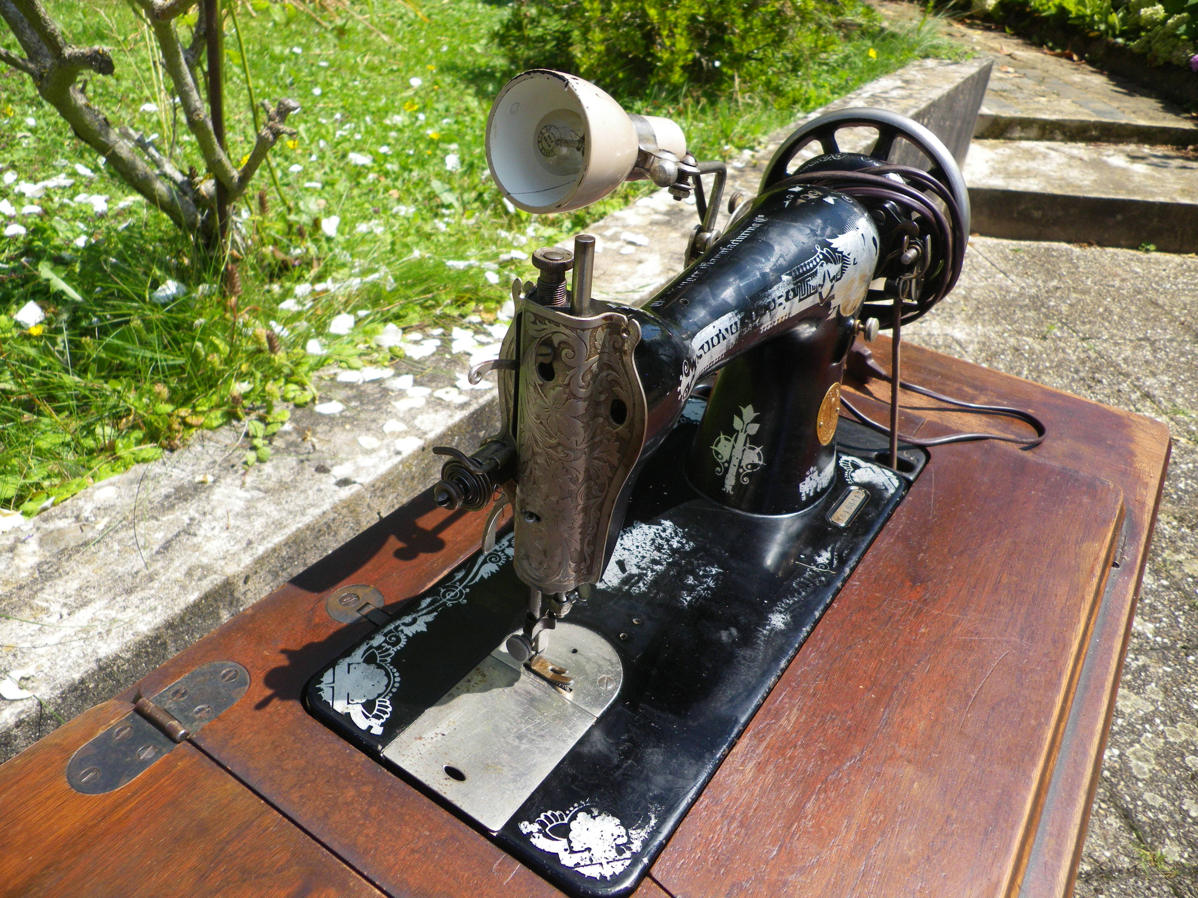 Singer sewing machine, 1928