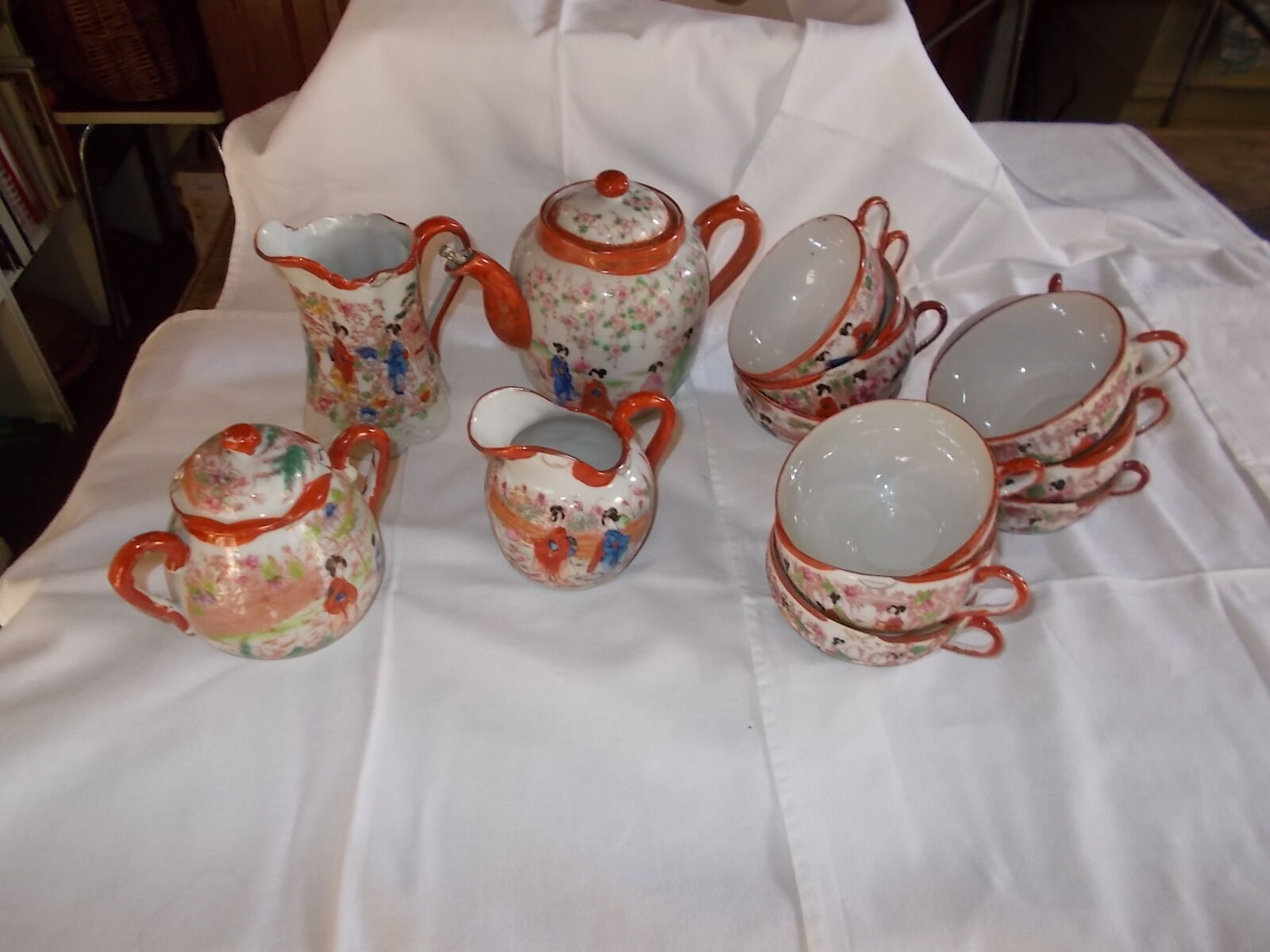 Very fine porcelain maruku china tea service