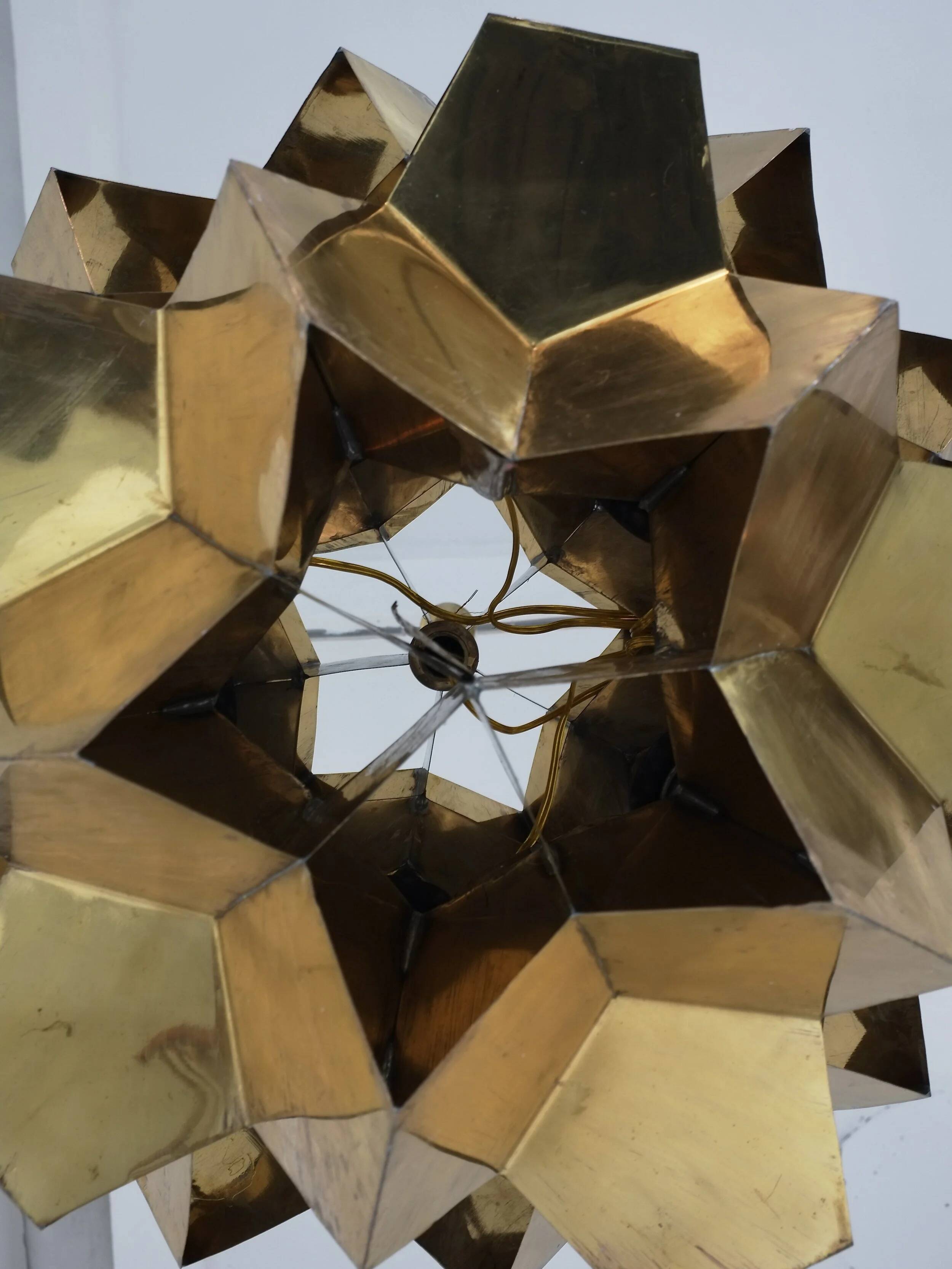 Lustre origami brutaliste en laiton, Lettonie années 1970