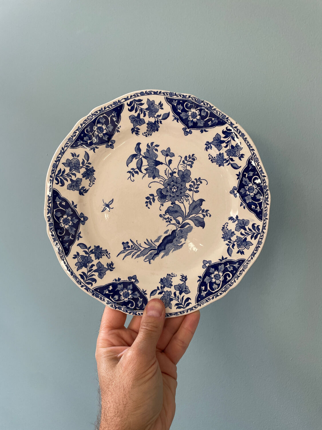 Set of 7 flat plates in Gien earthenware, Delft décor