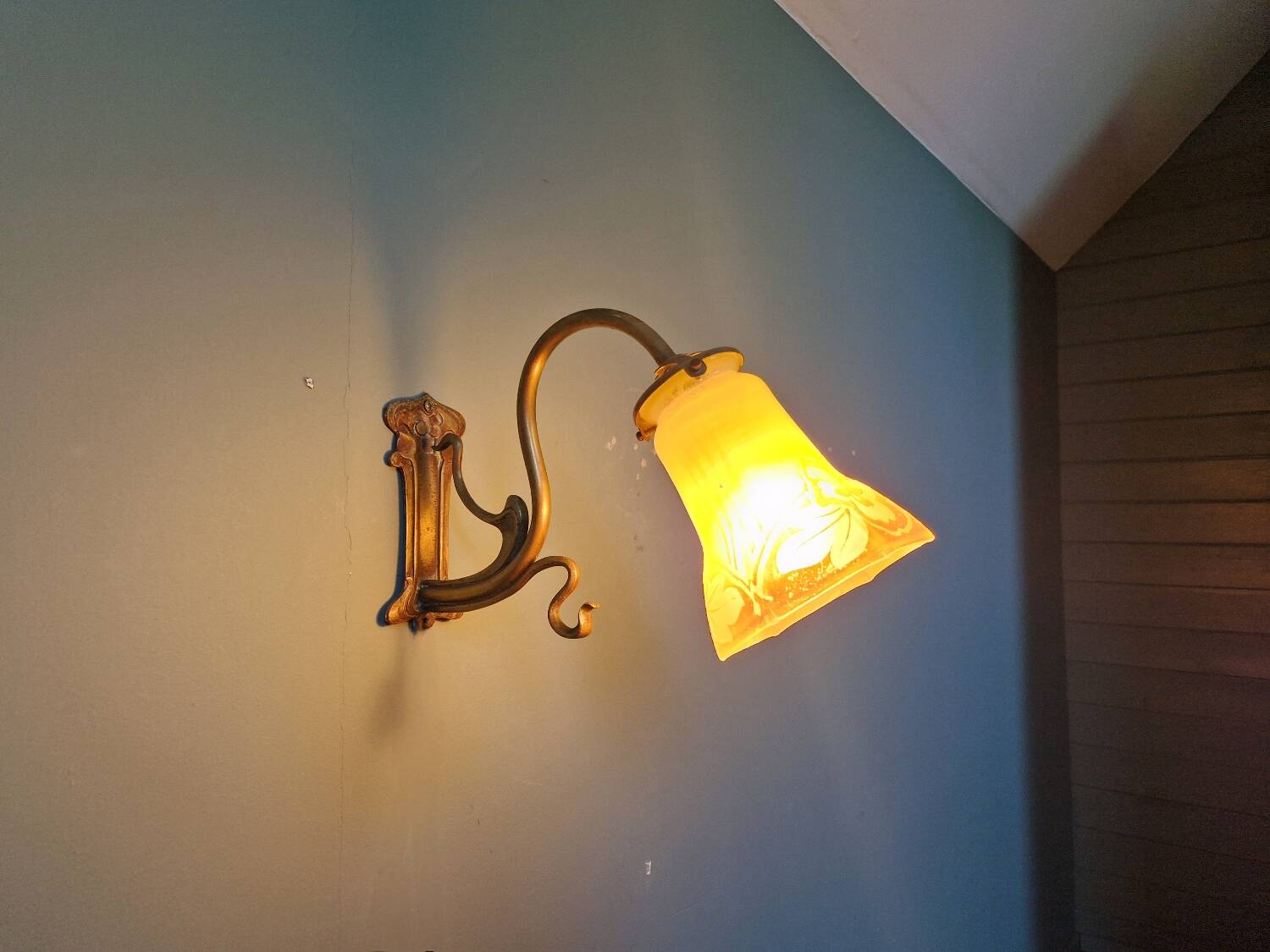 Art Nouveau wall light in bronze and satin glass, 1910s