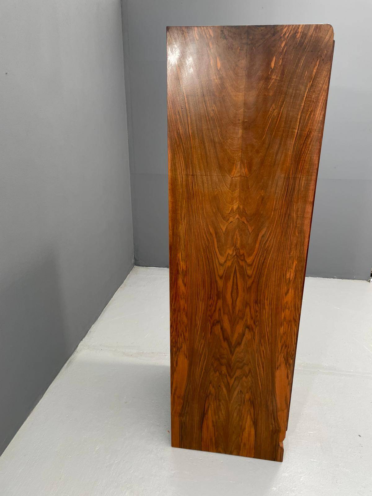 Armoire Art Déco restaurée avec étagères, placage de noyer, Tchécoslovaquie, années 1930