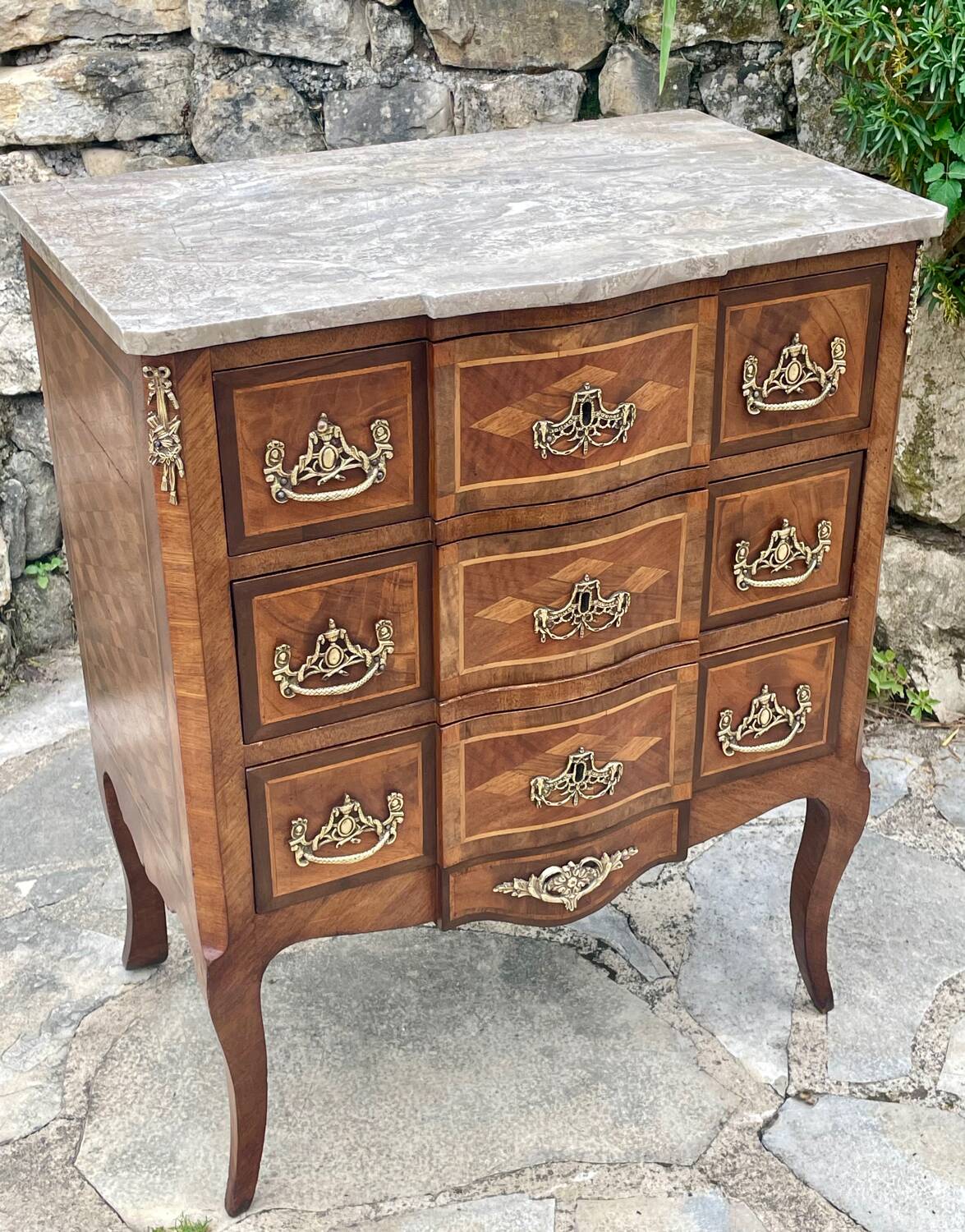 Petite commode en Marqueterie à Ressaut central Époque XIX eme siècle