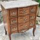 Petite commode en Marqueterie à Ressaut central Époque XIX eme siècle