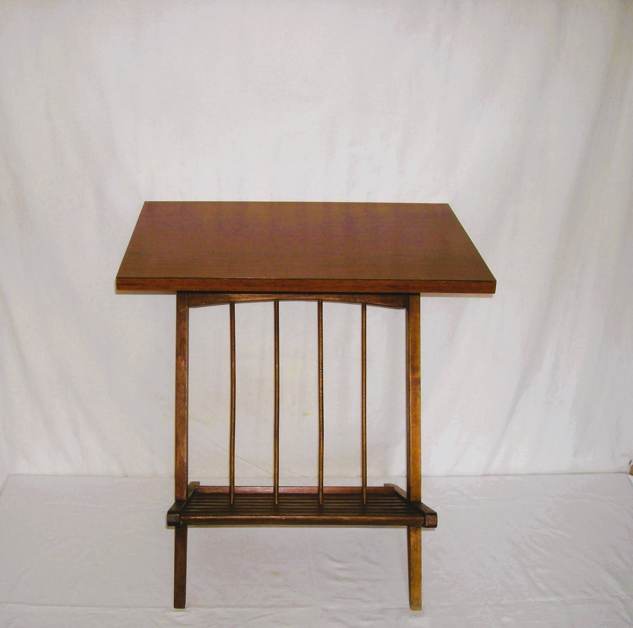 Table basse ; range disques ; revues style scandinave des années 50