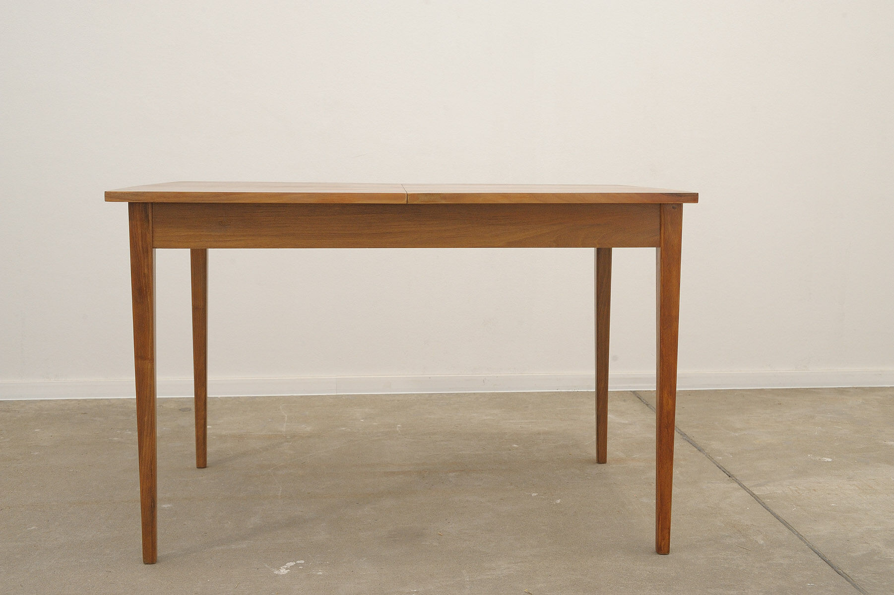 Table à manger pliante en noyer entièrement rénovée, années 1970, Tchécoslovaquie