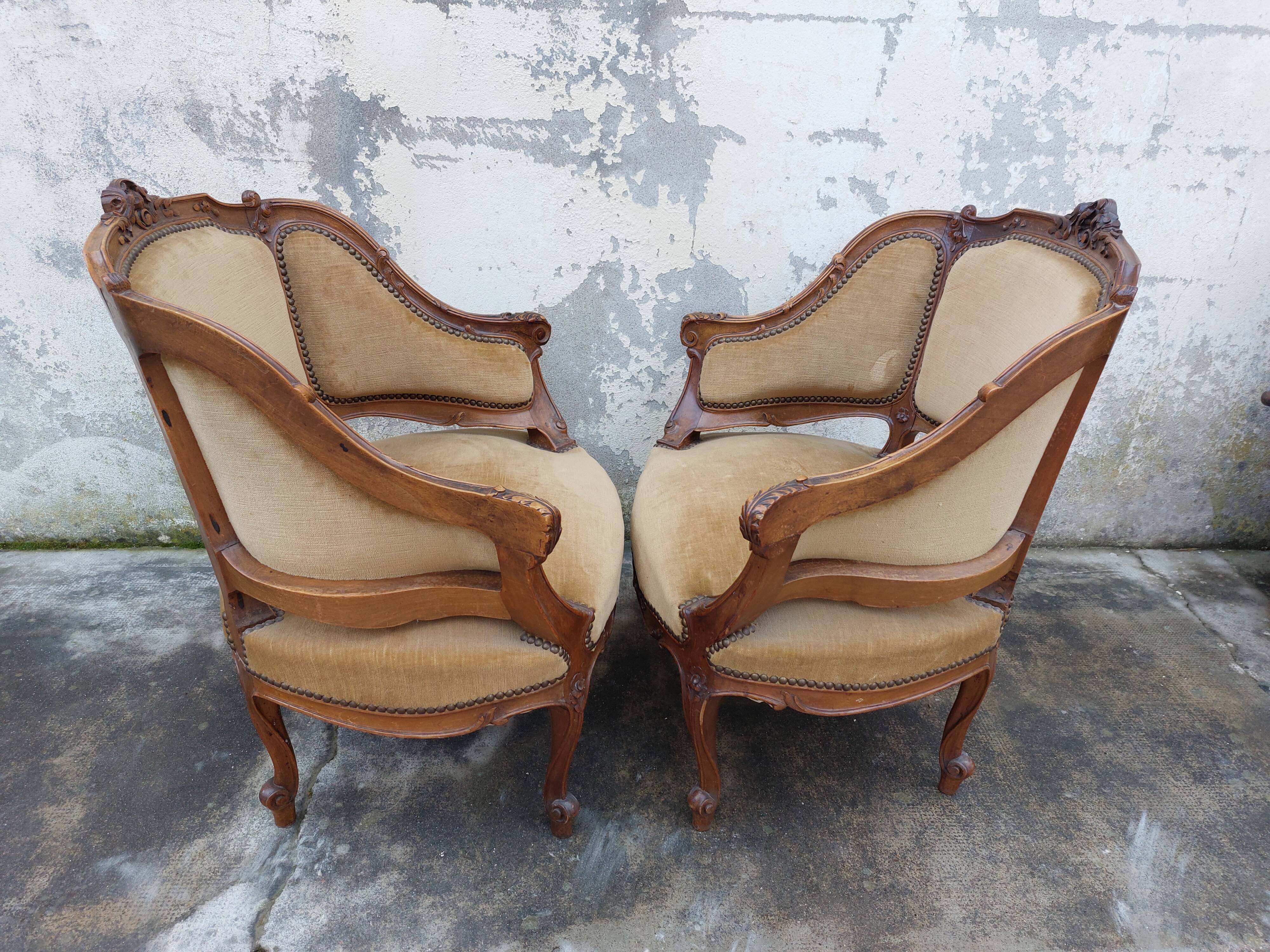 Paire de fauteuils corbeille louis XV en Noyer sculpté