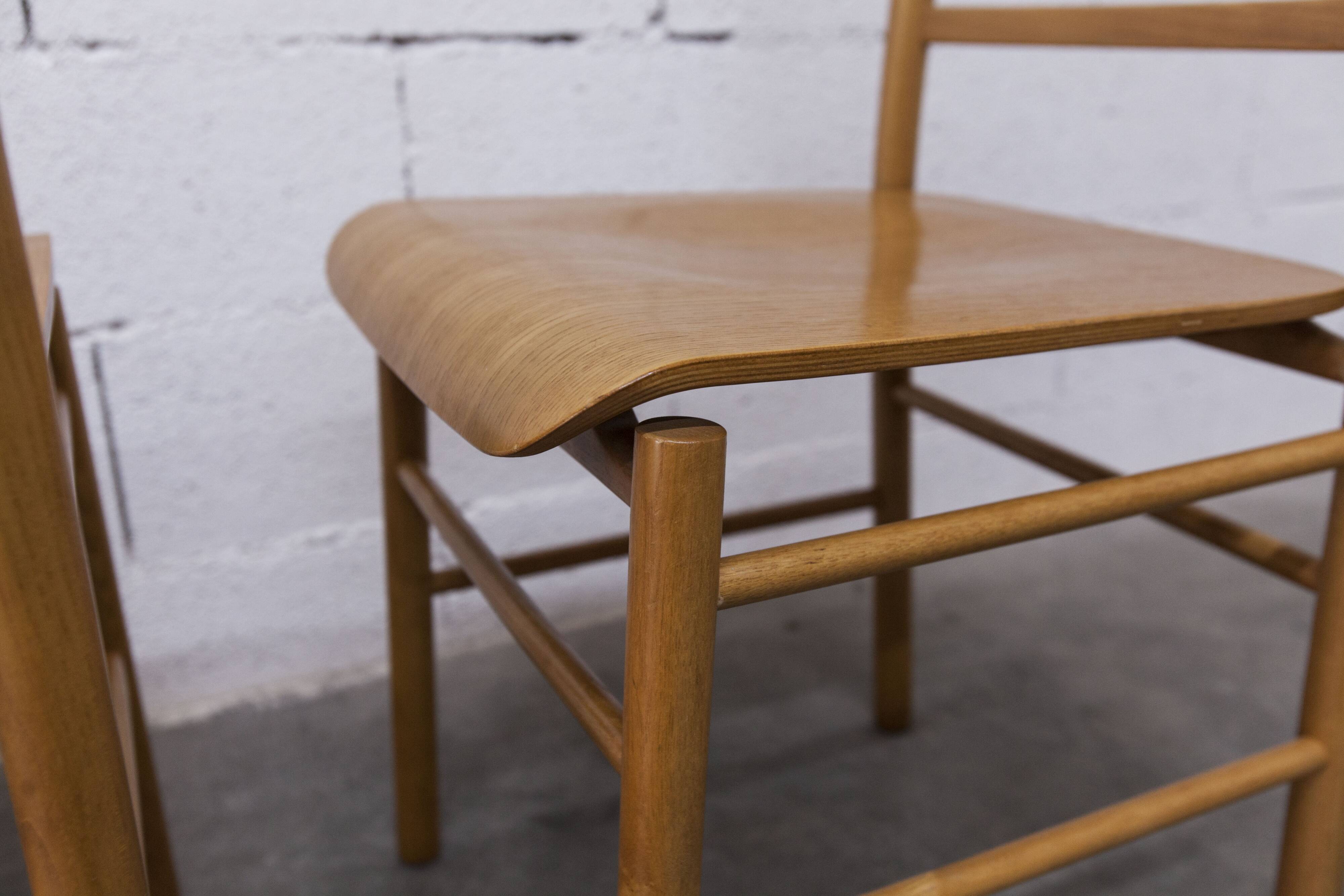 Danish ensemble transformable table 114 cm / 154 + 4 modernist chairs from the 1970s.