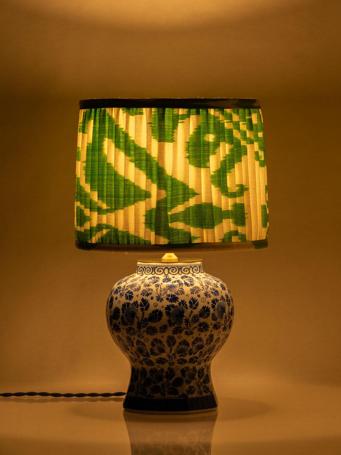 Lampe de table en céramique bleu et blanc de Delft peinte à la main avec abat-jour en soie Ikat