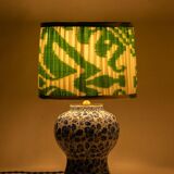Lampe de table en céramique bleu et blanc de Delft peinte à la main avec abat-jour en soie Ikat
