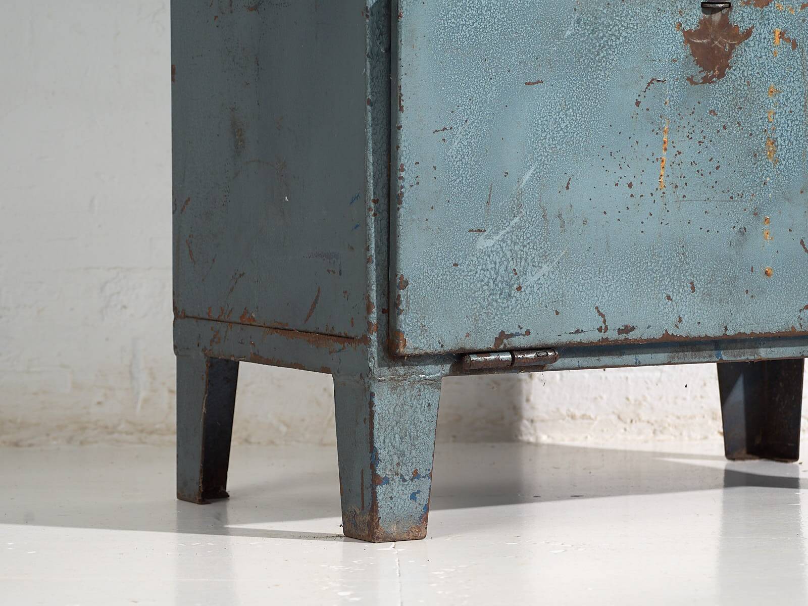 Armoire de style industriel à patine bleue (c.1950)