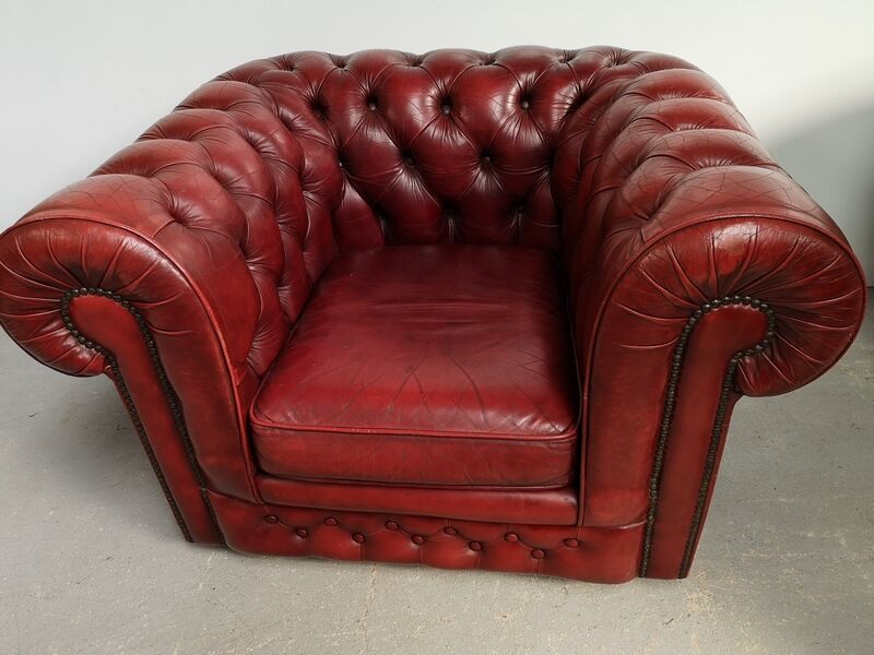 Fauteuil Chesterfield cuir bordeaux clair