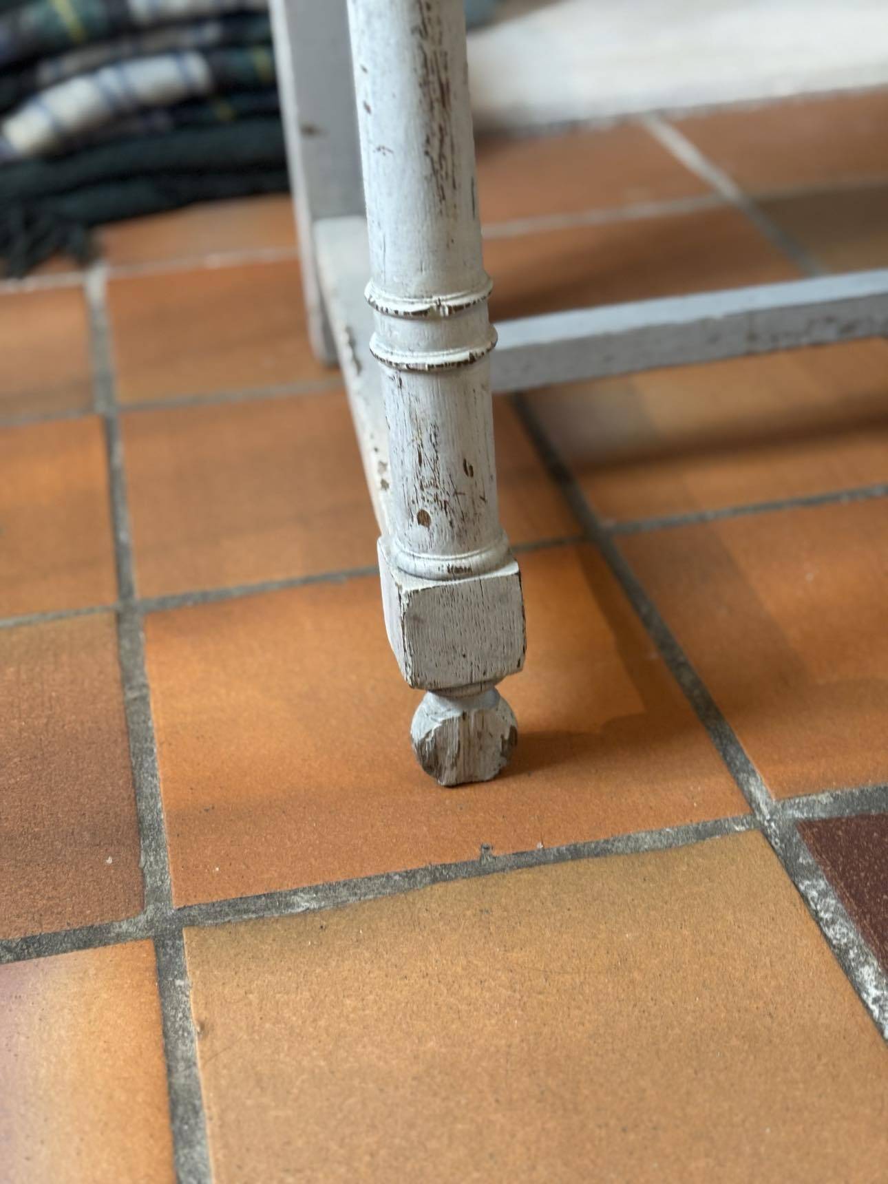 Louis XIII style bench in wood and linen