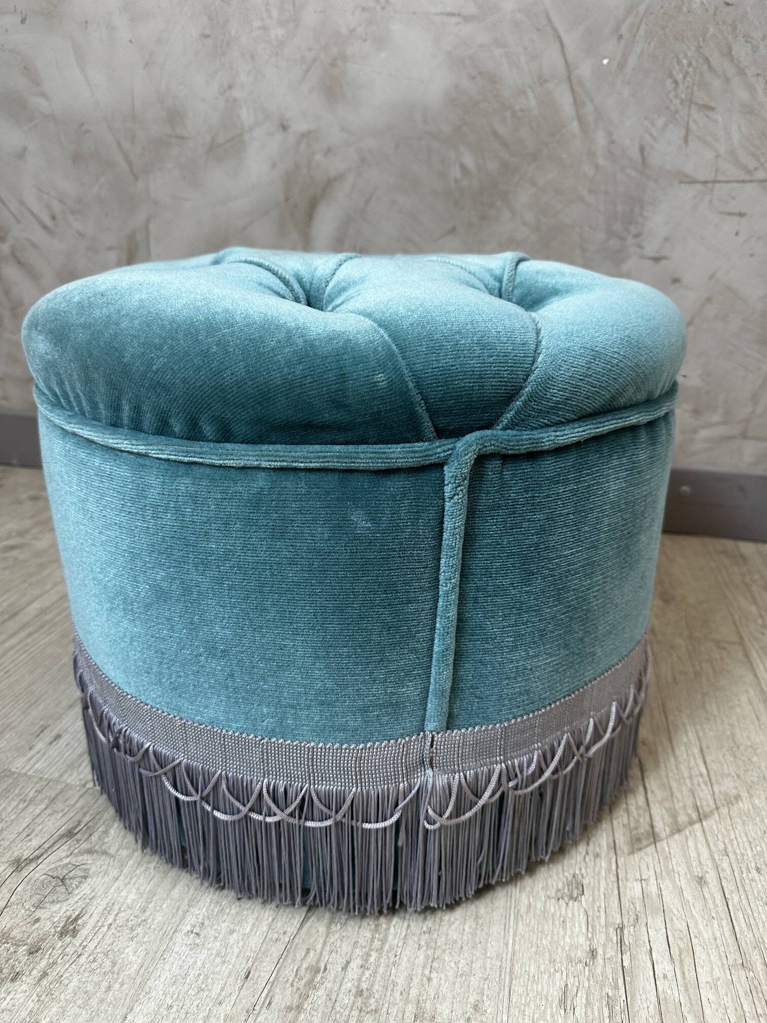 Chauffeuse et son pouf