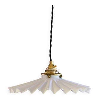Old pendant light in white pleated glass, delivered with new cable and socket