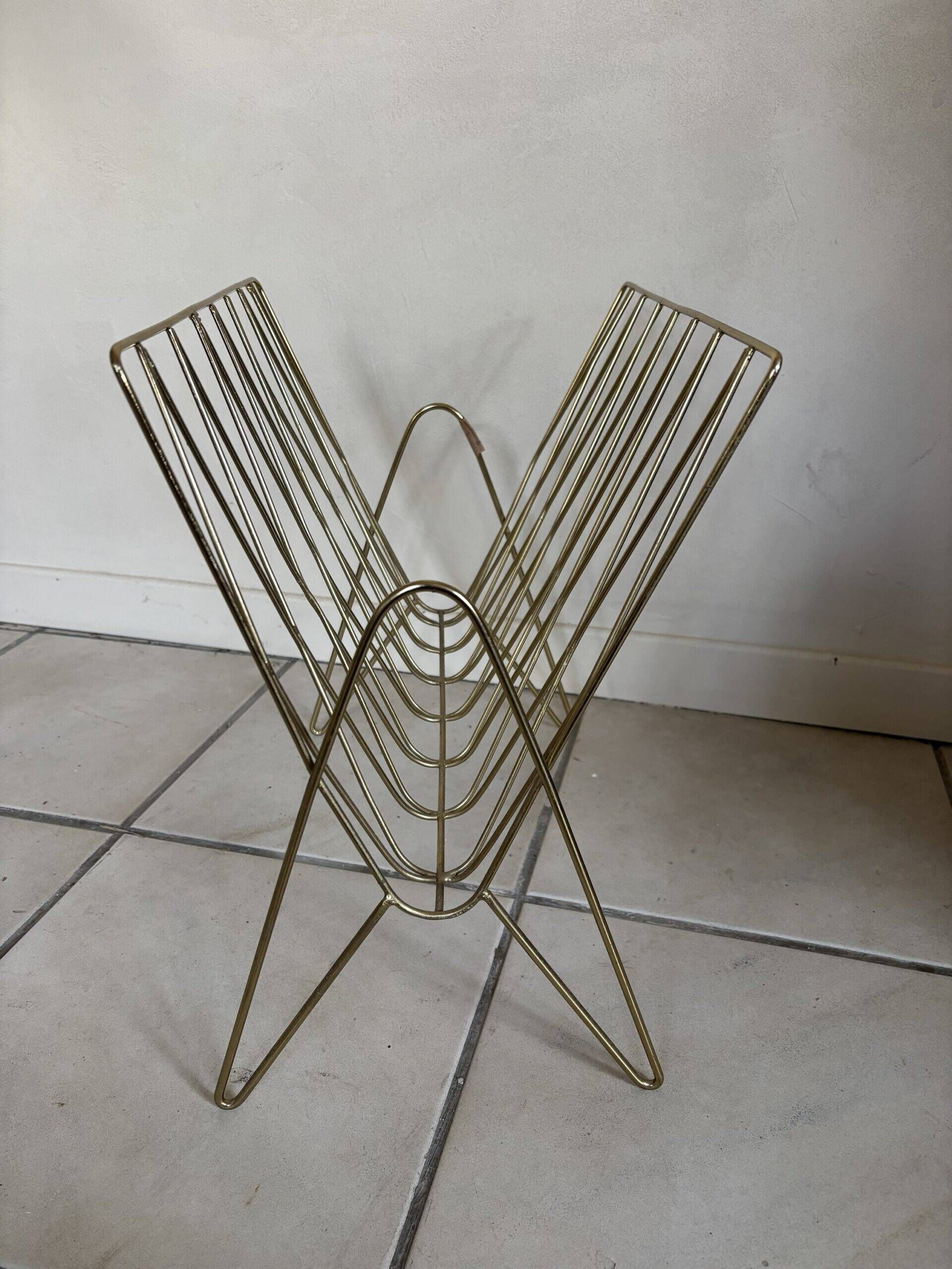 Porte-revues vintage en métal doré
