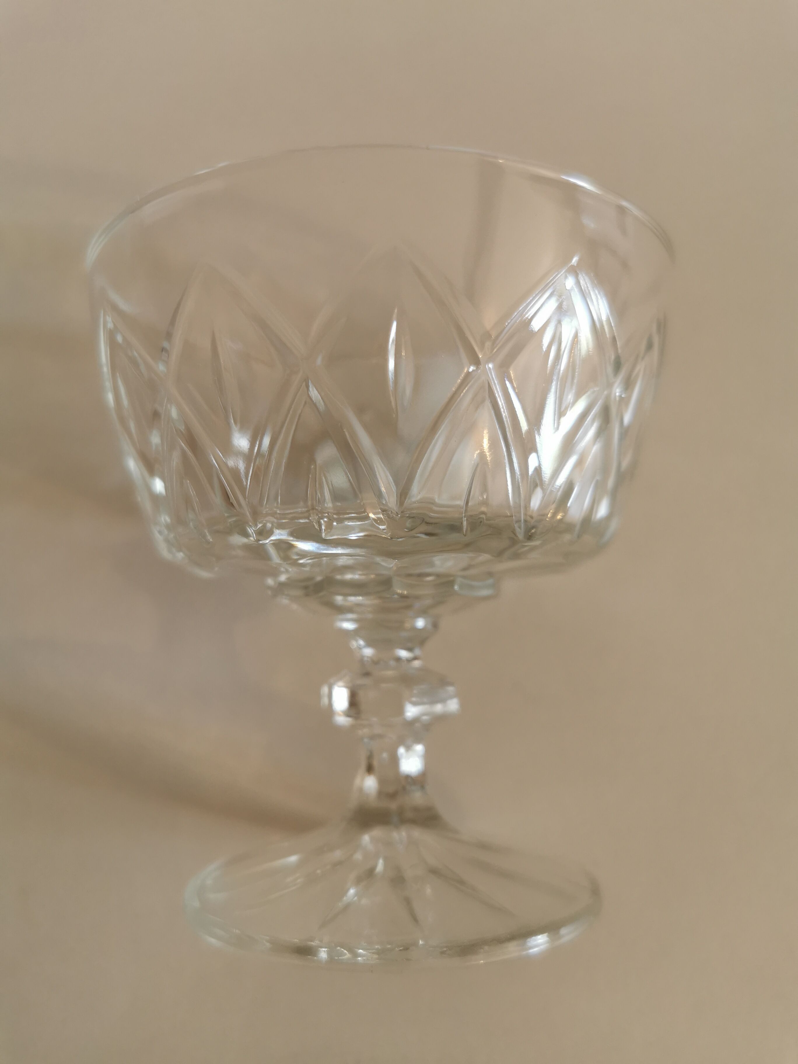 Lot of 6 vintage chiseled foot glasses