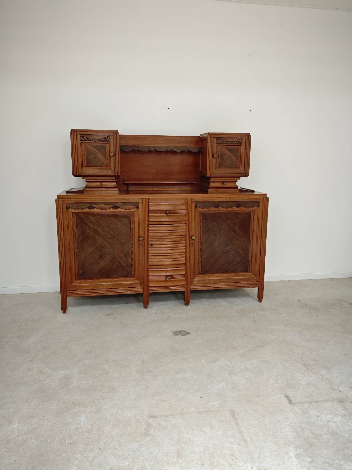 Buffet haut art and craft Art déco français en bois blond 1950 1960