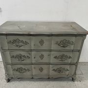 Commode arbalète de style Louis XV en chêne patiné XX siècle
