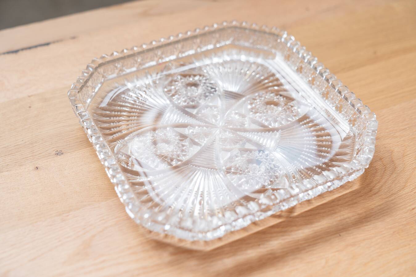Square tray in Bohemian crystal, hand carved.