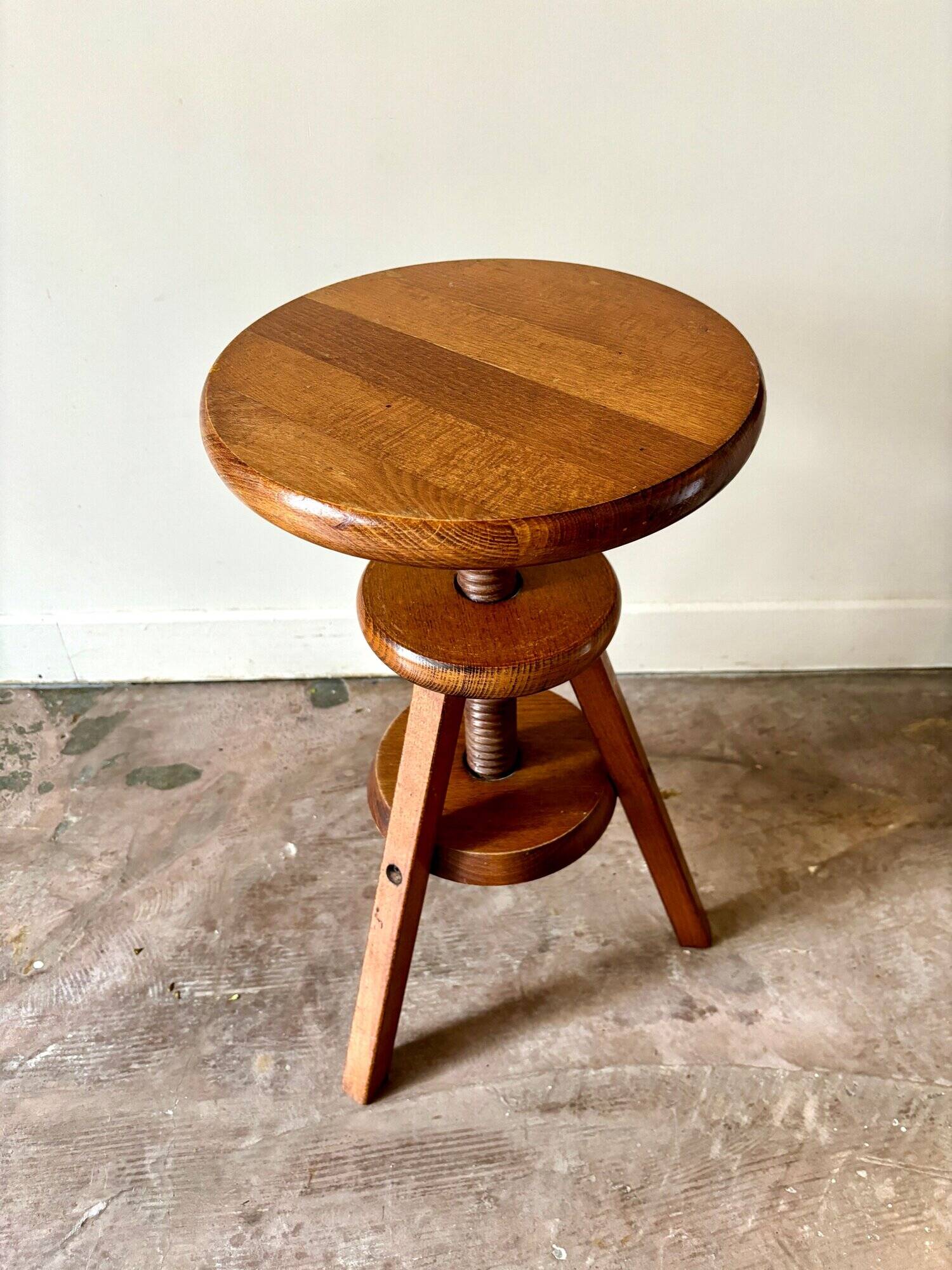 Wooden screw tripod stool