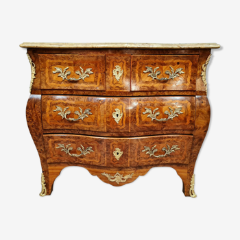 Commode galbée Louis XV en marquèterie de bois précieux vers 1900