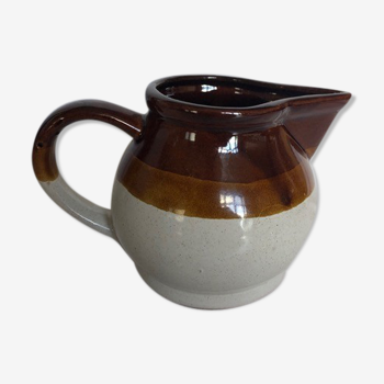 Milk pitcher with beak