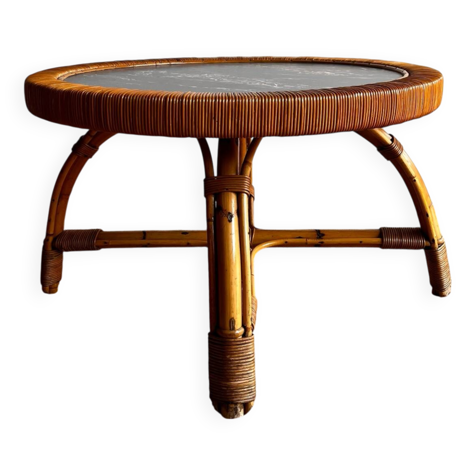 Table basse en rotin de bambou et aspect marbre