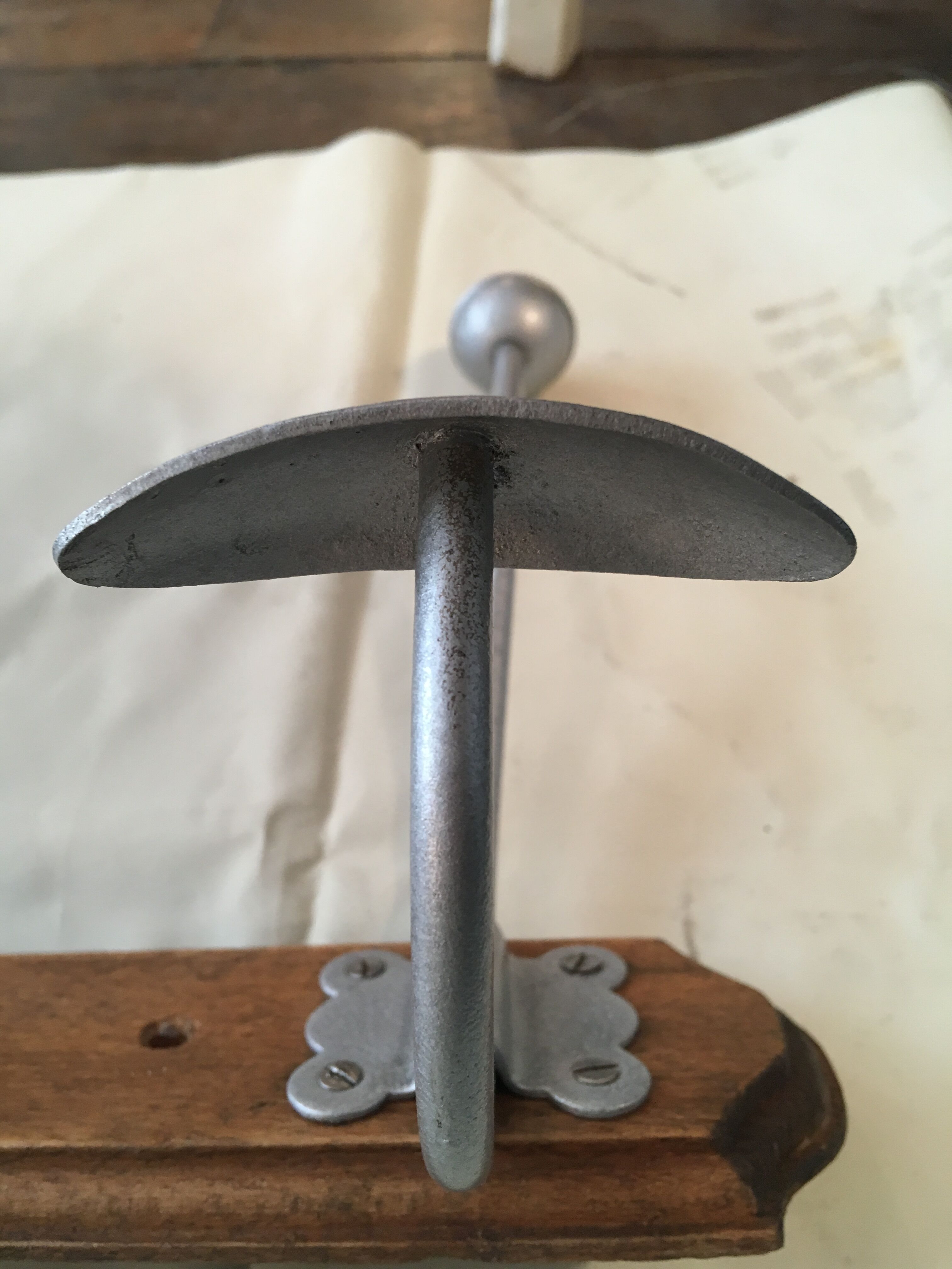Patère portemanteau en bois et metal usine ou école vintage