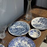 Set of 2 earthenware plates with blue decoration of a bridge and castle