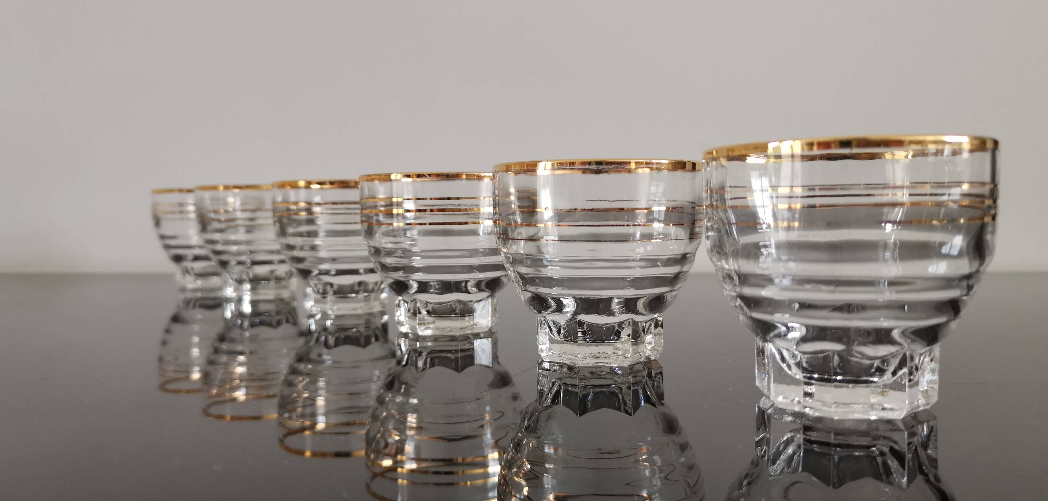 6 transparent glass cups with gold edging