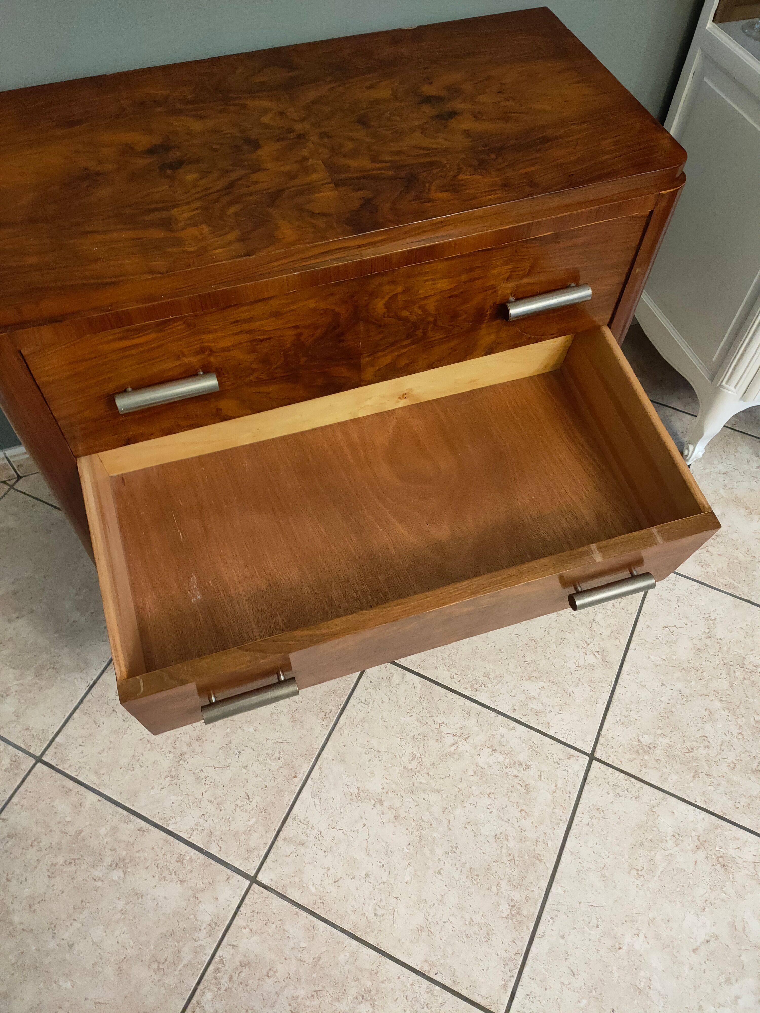 Commode art deco en noyer et ronce de noyer