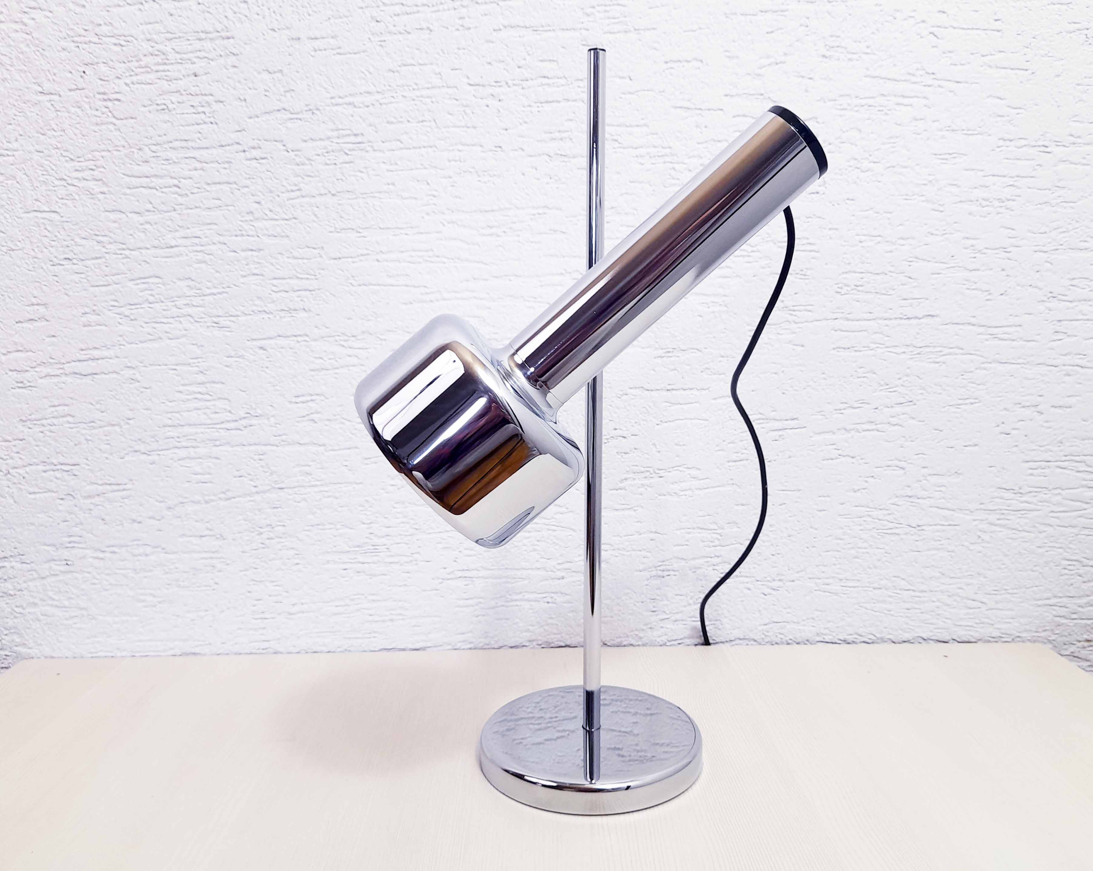 Lampe de bureau en métal chromé