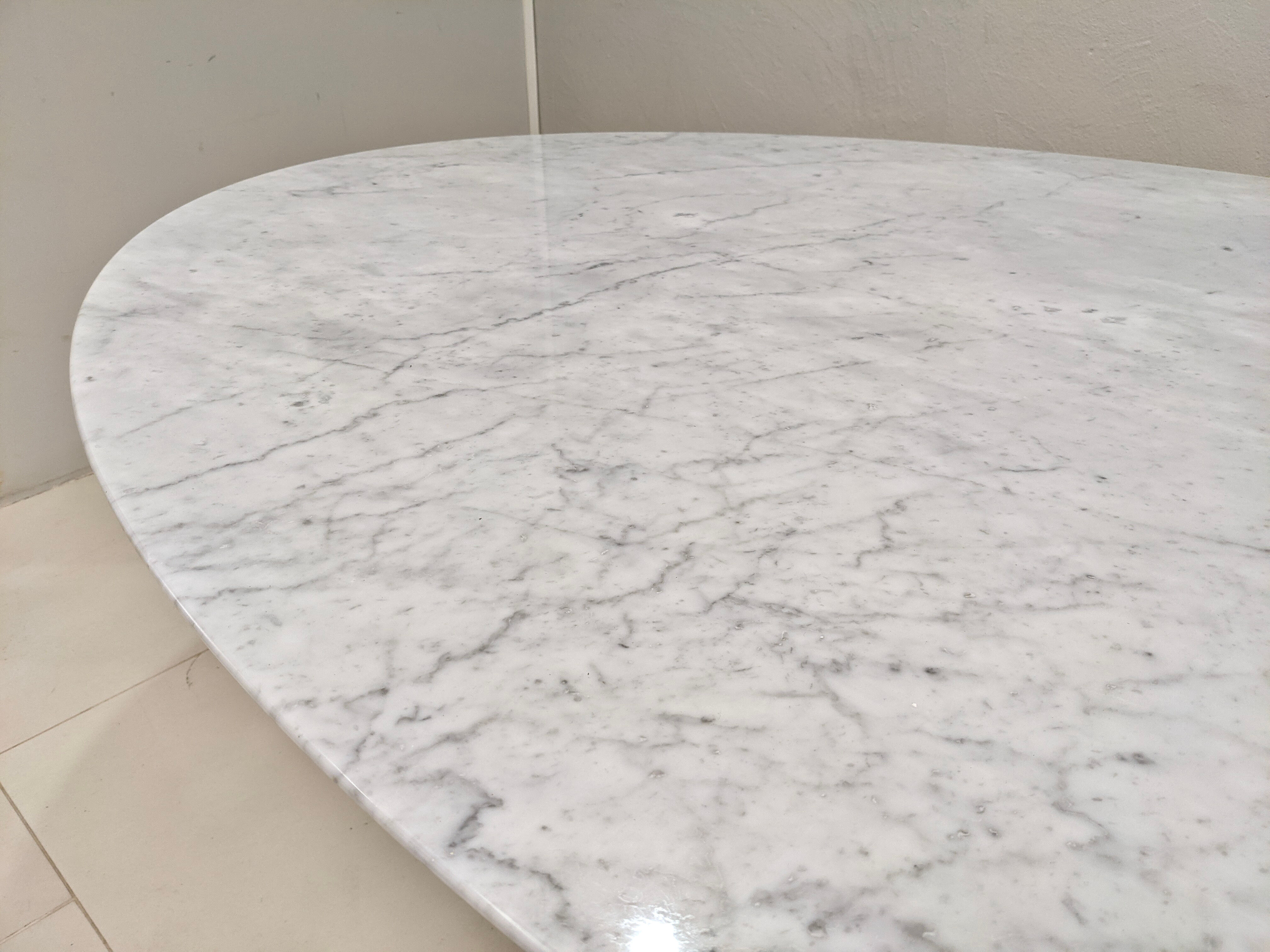 Eero Saarinen's square marble dining table for Knoll Inc. / Knoll International