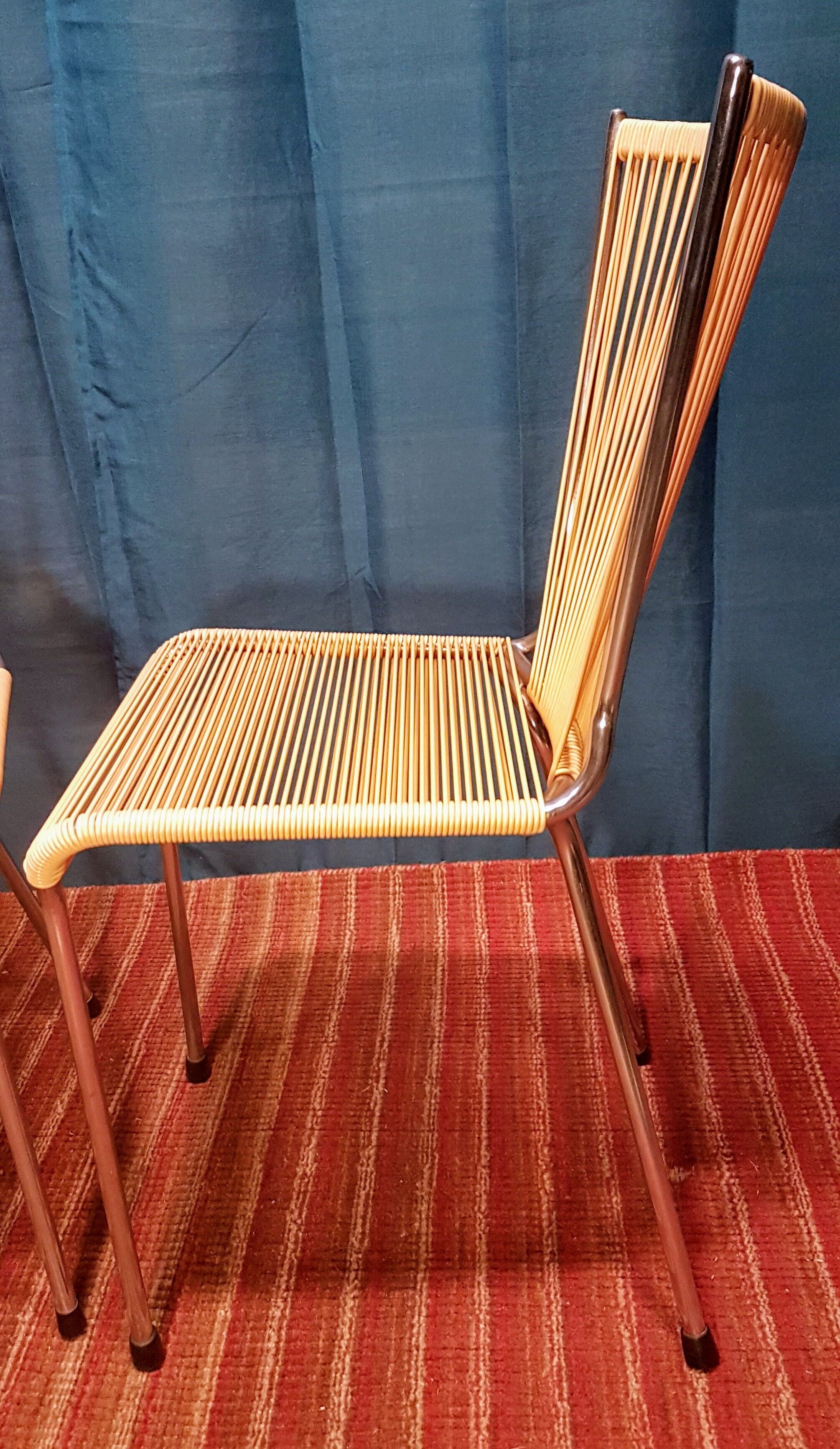 Paire de chaises en chrome et scoubidou jaune