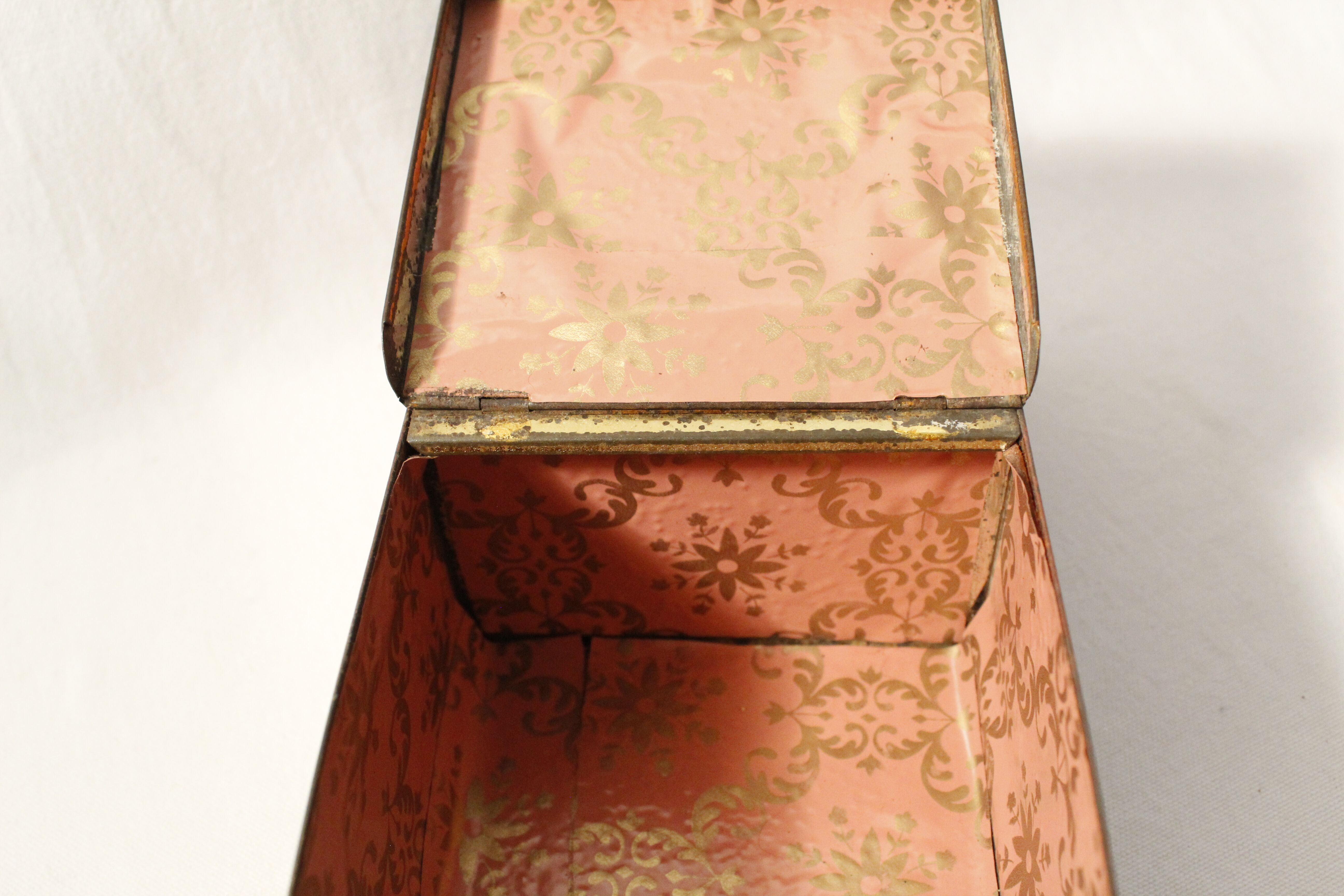 Antique Metal Cookie Tin - Huntley & Palmers