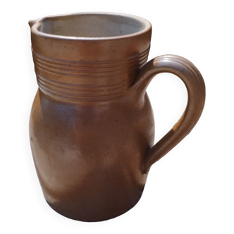 Berry sandstone pitcher