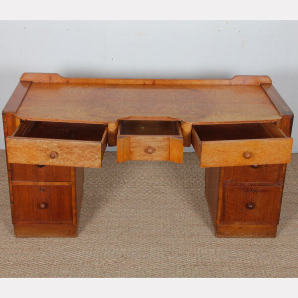 Bureau/dressing table made of burl wood from the 1930s.