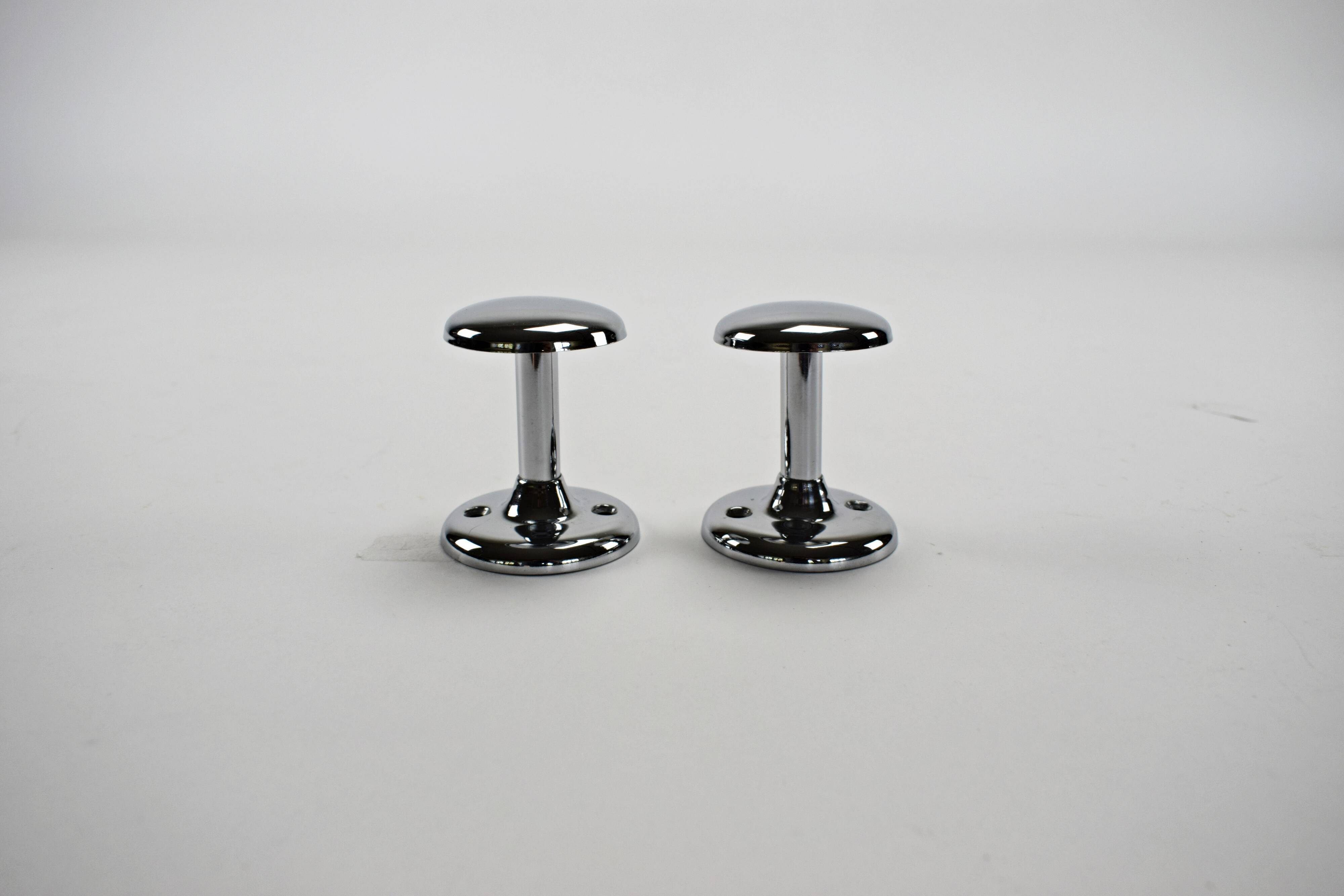 2 chrome metal hooks