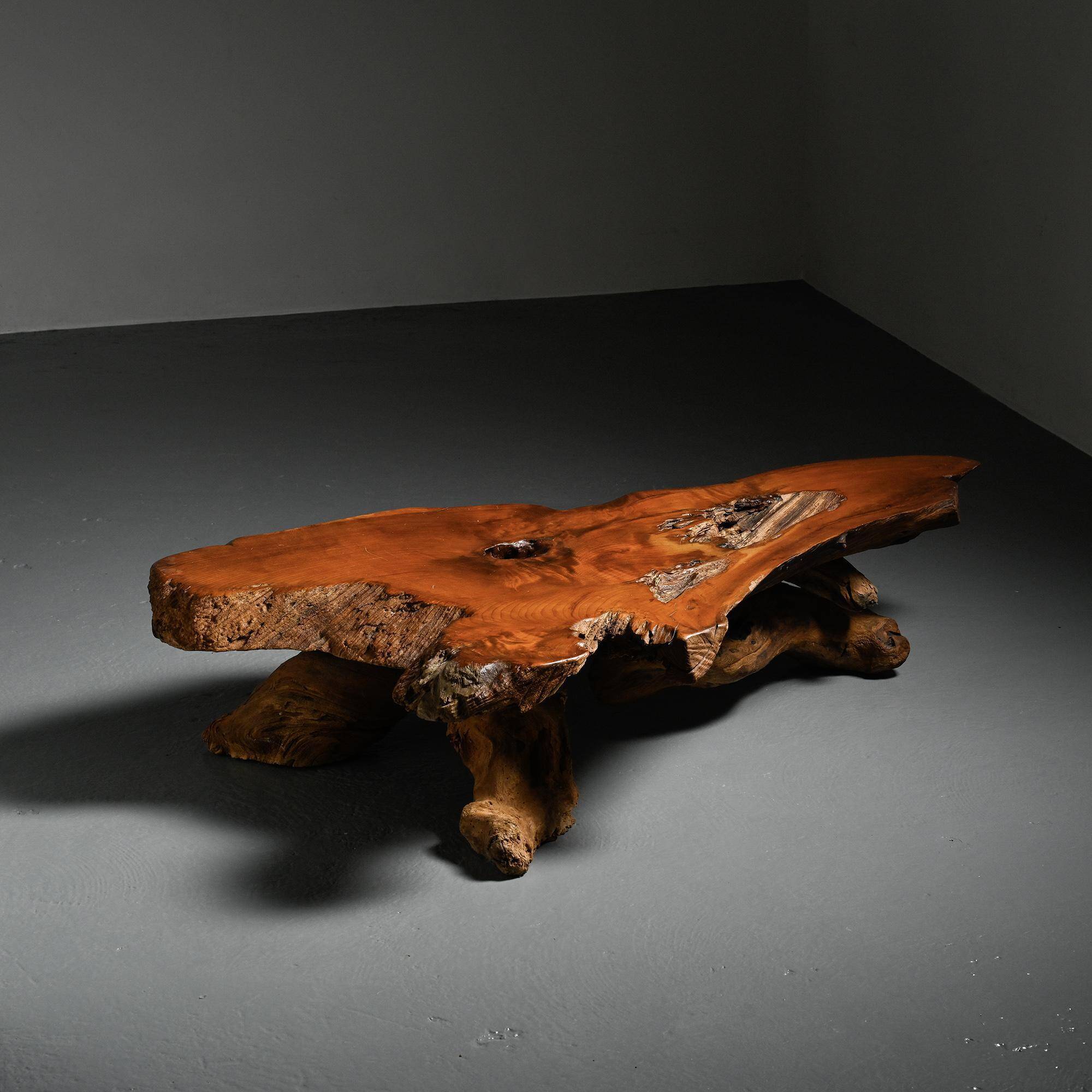 Coffee table made from sequoia root, American craftsmanship, Redwood Park, California, around 1970.