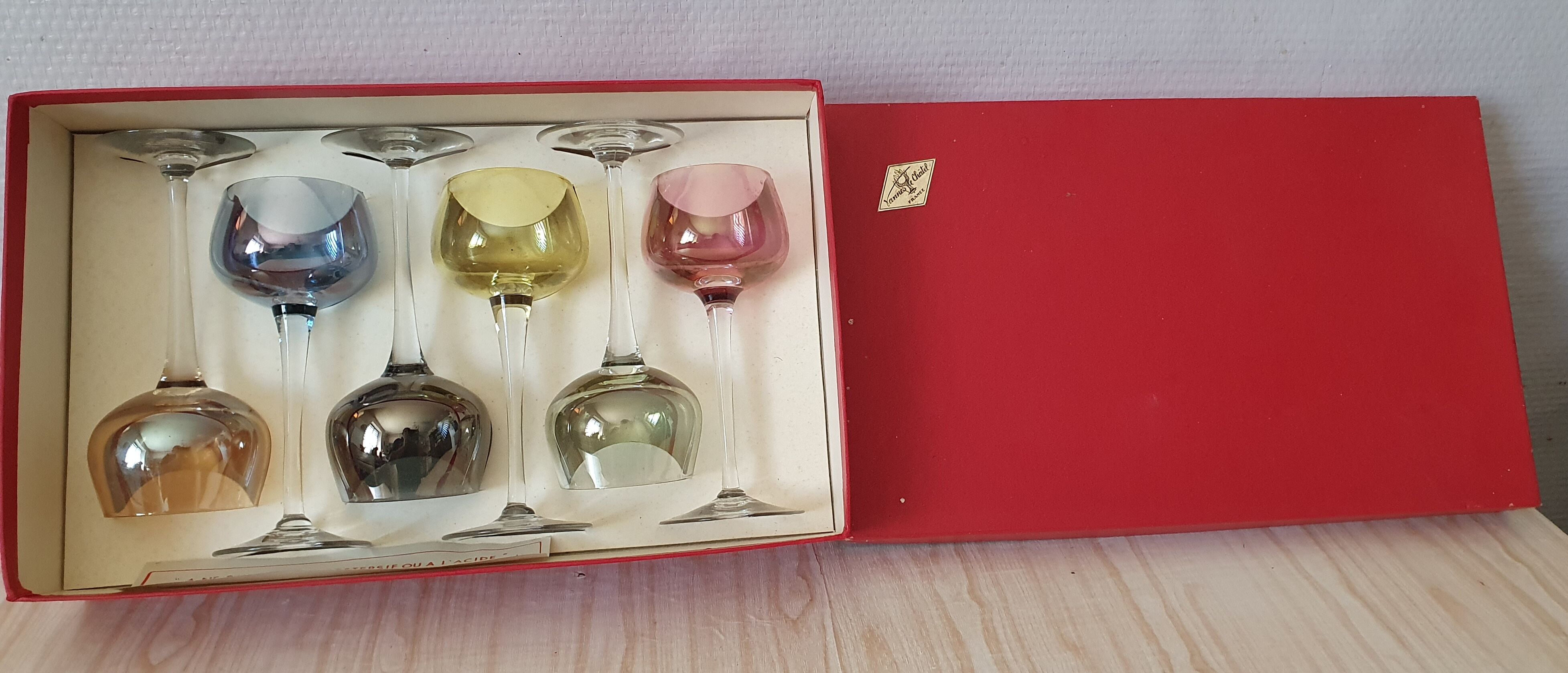 Box of 6 glasses with glass feet in colors of velles le chatel