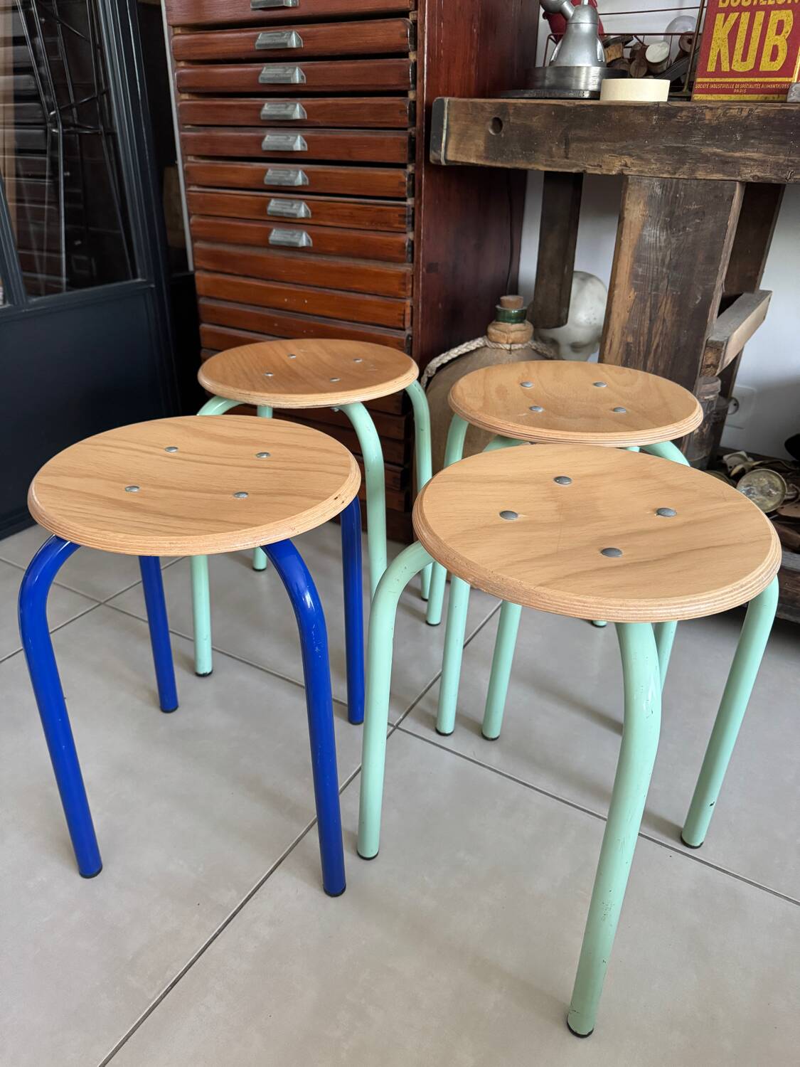 4 tabourets d’école vintage